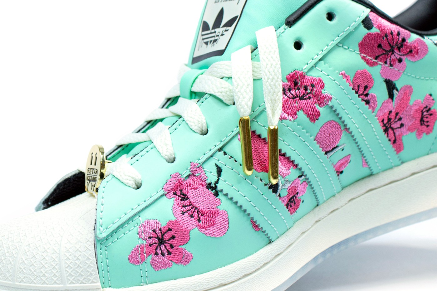 We got some tea for y'all: adidas Originals x AriZona Iced Tea Superstars kommen am 4. Februar