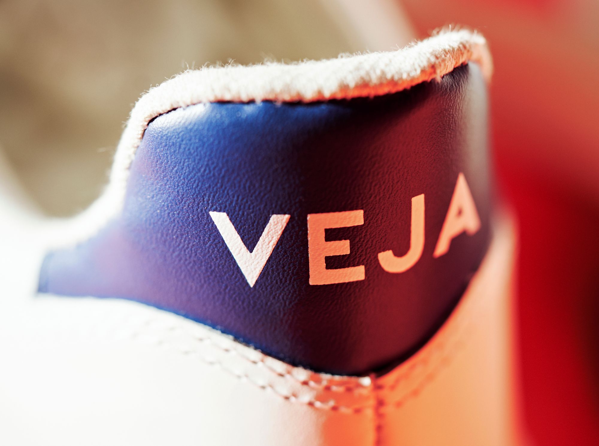 Der VEJA V-10 überzeugt mit stilvollem Design und nachhaltiger Produktion
