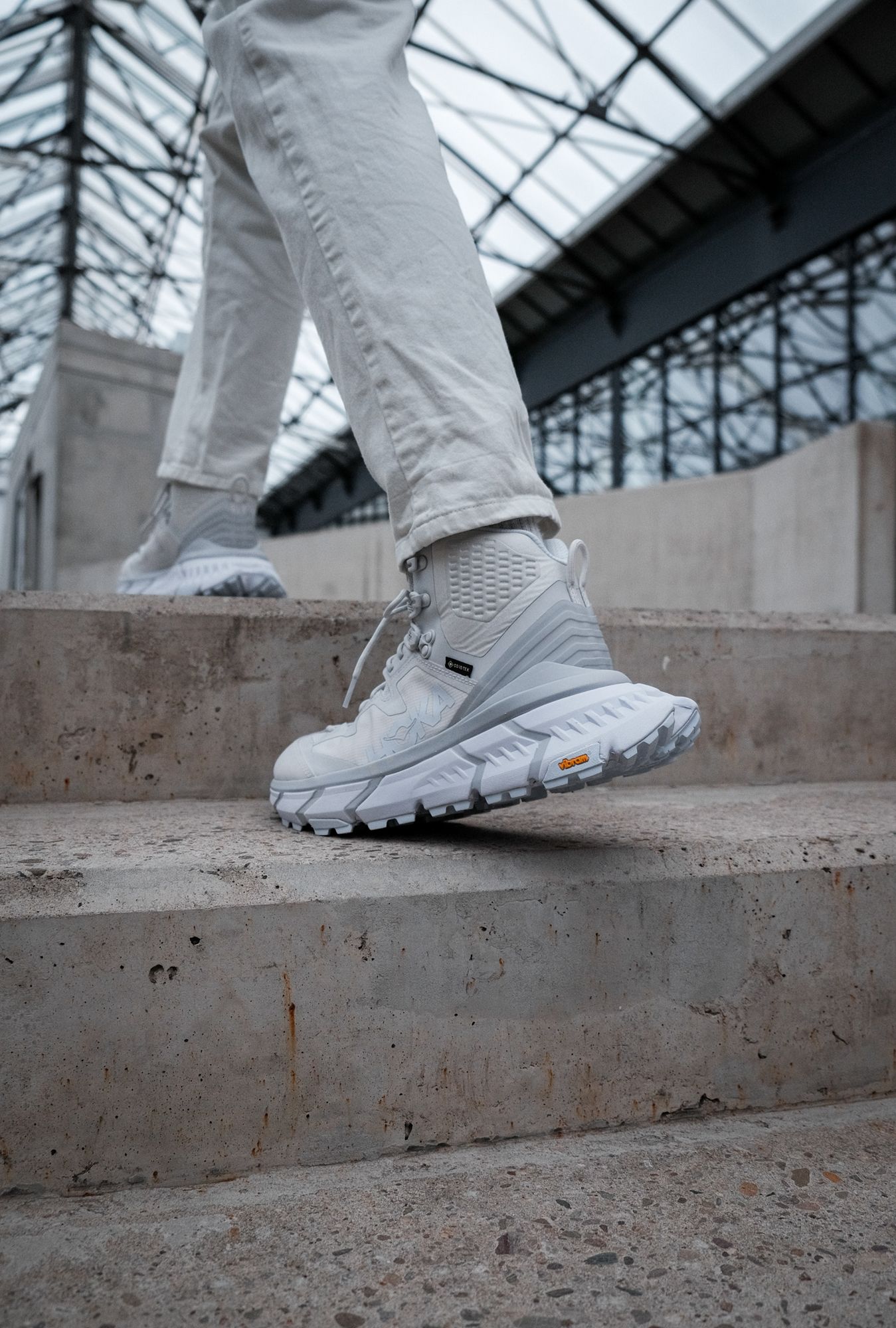 Ein Schuh wie eine Vision – aber in der Gegenwart: der HOKA ONE ONE TenNine Hike GTX in white/nimbus cloud