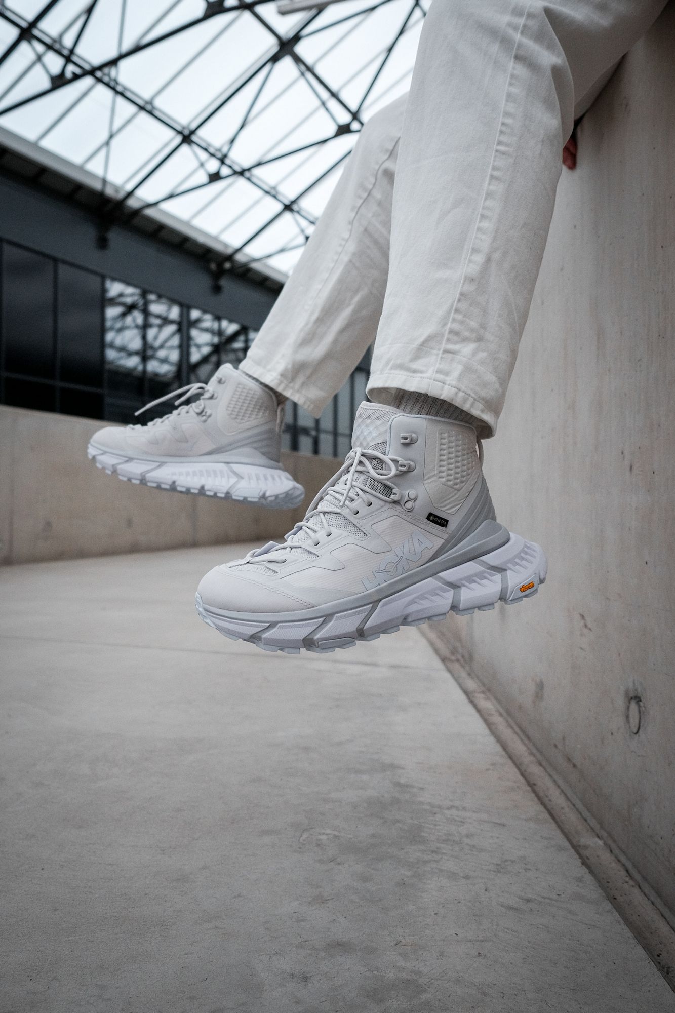 oka One One TenNine Hike Gore-Tex - white/nimbus cloud - 1123113-WNCL on feet