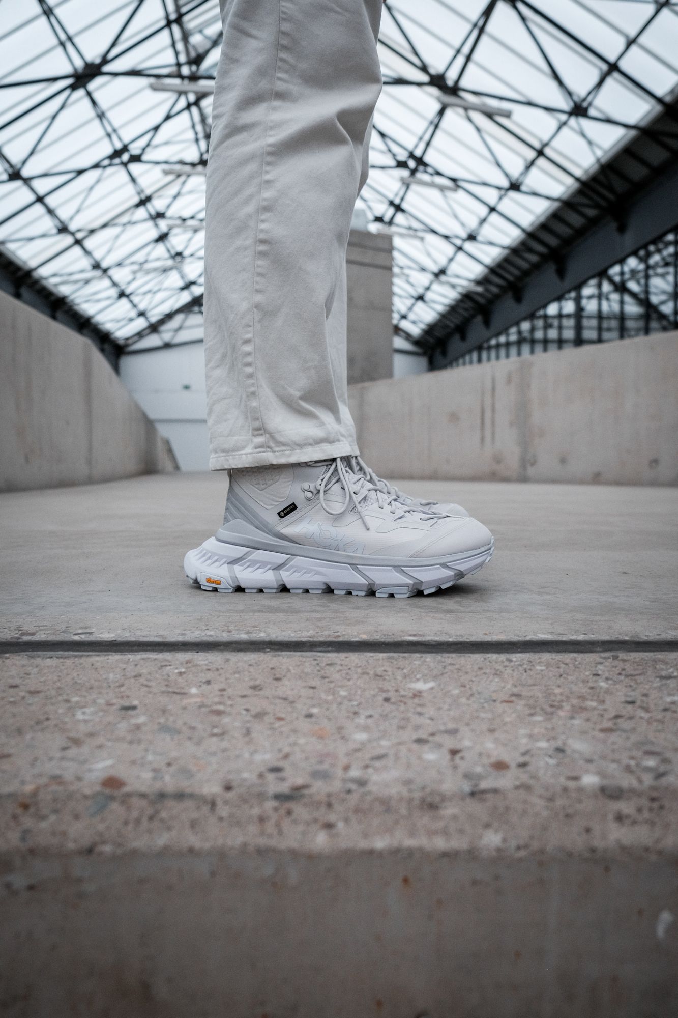 Ein Schuh wie eine Vision - aber in der Gegenwart: der HOKA ONE ONE TenNine Hike GTX in white/nimbus cloud