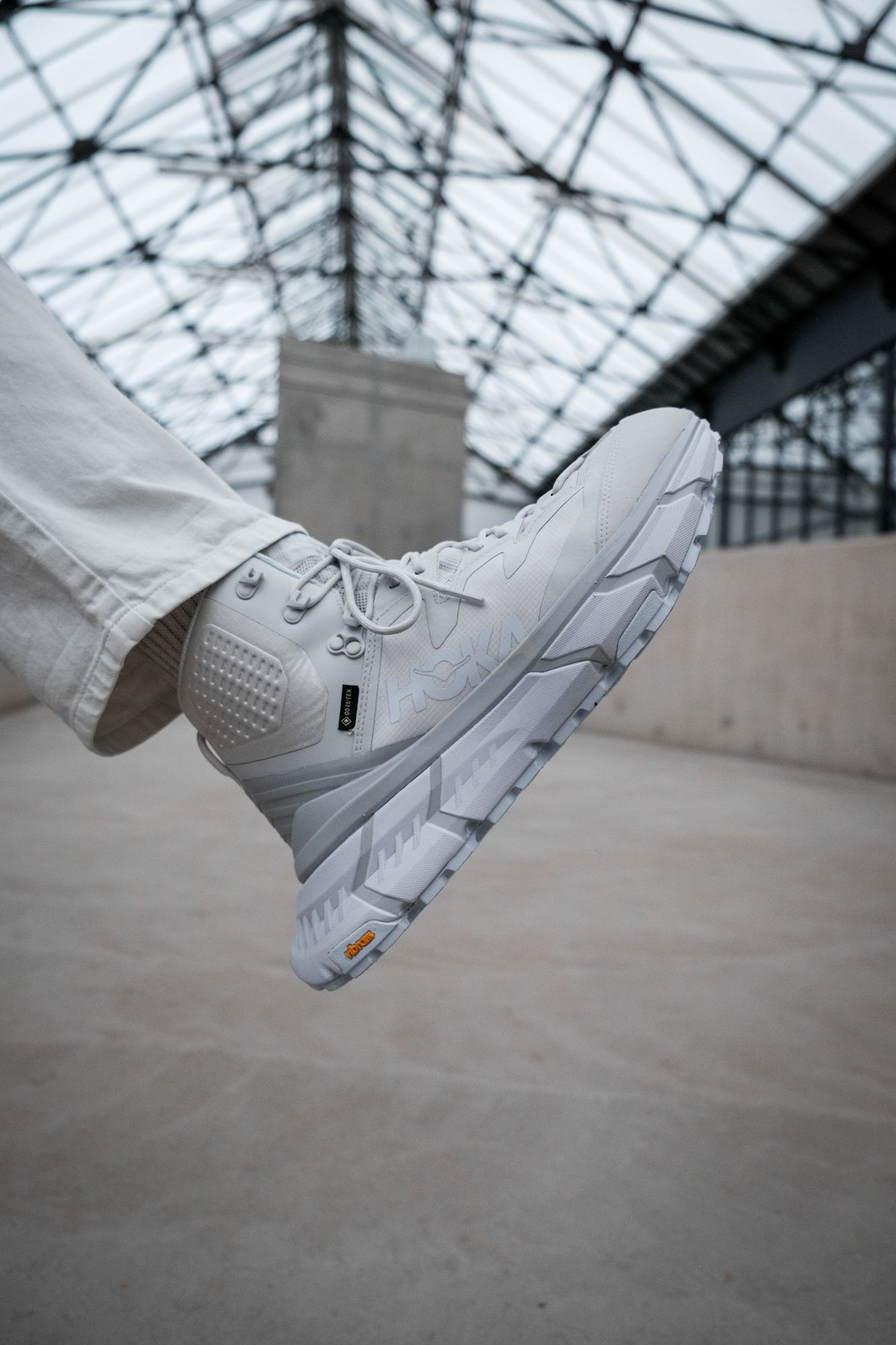 oka One One TenNine Hike Gore-Tex - white/nimbus cloud - 1123113-WNCL on feet