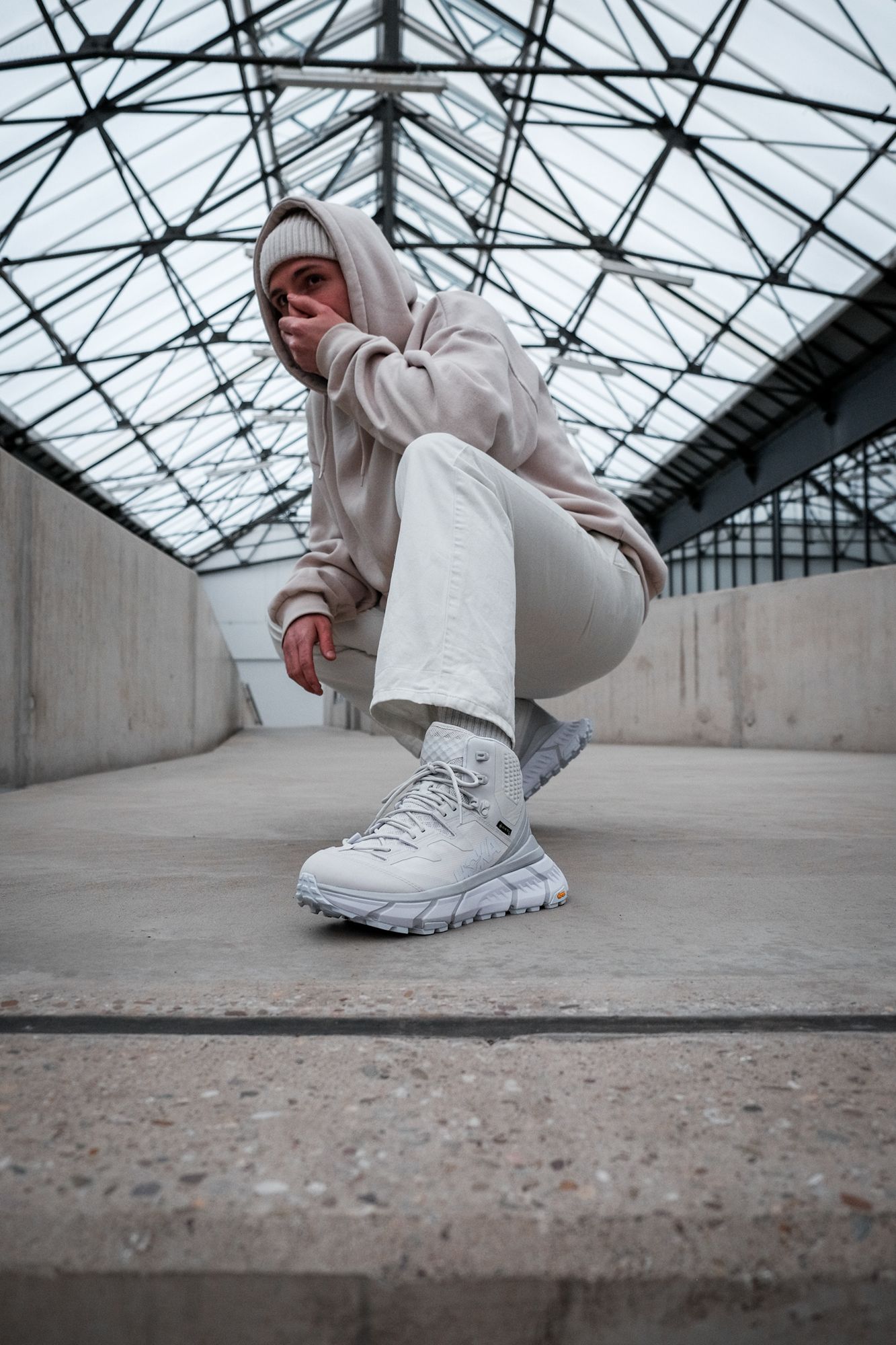 oka One One TenNine Hike Gore-Tex - white/nimbus cloud - 1123113-WNCL on feet