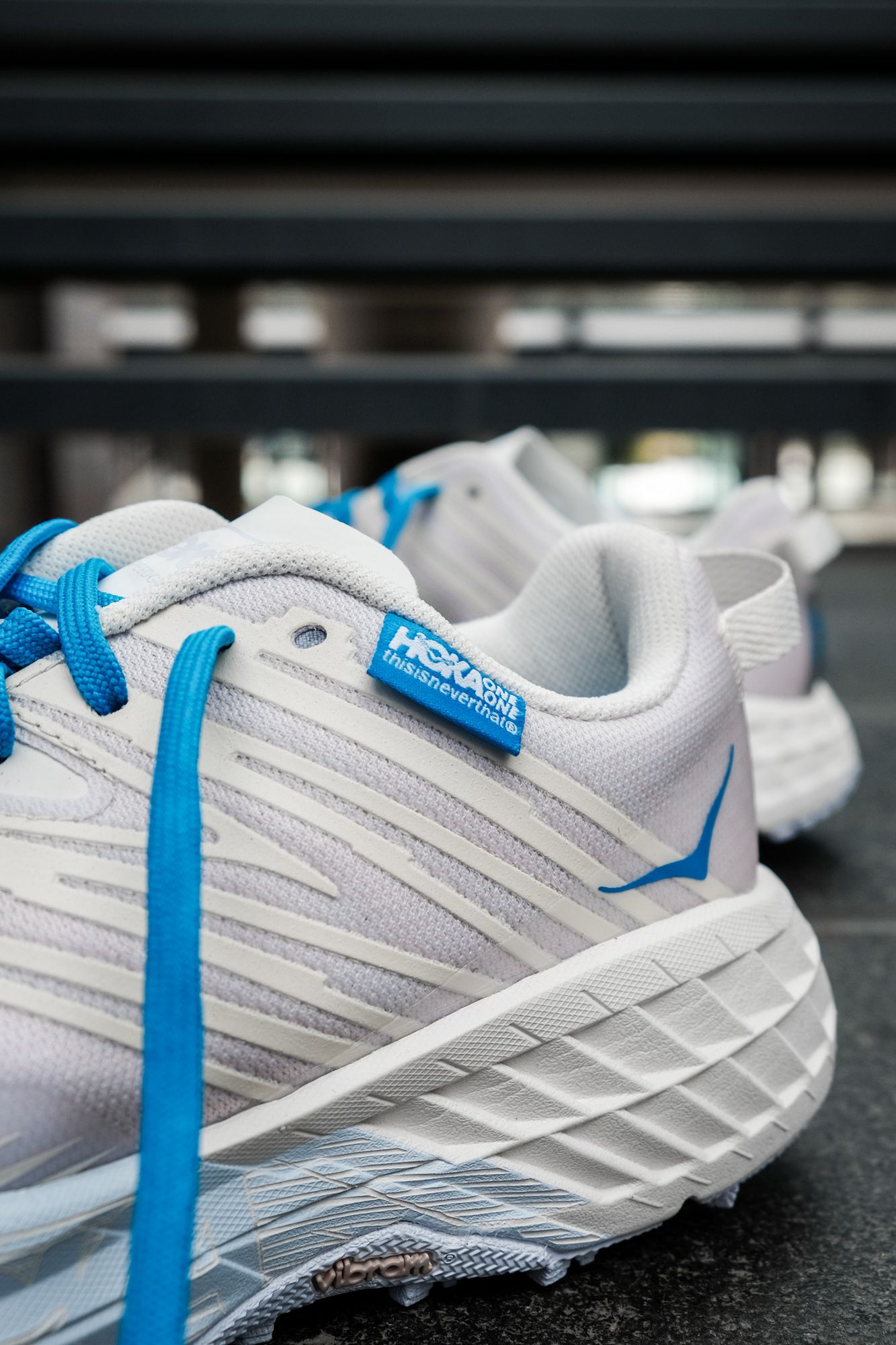 Performant mit Stil - HOKA ONE ONE & thisisneverthat releasen den Speedgoat 4