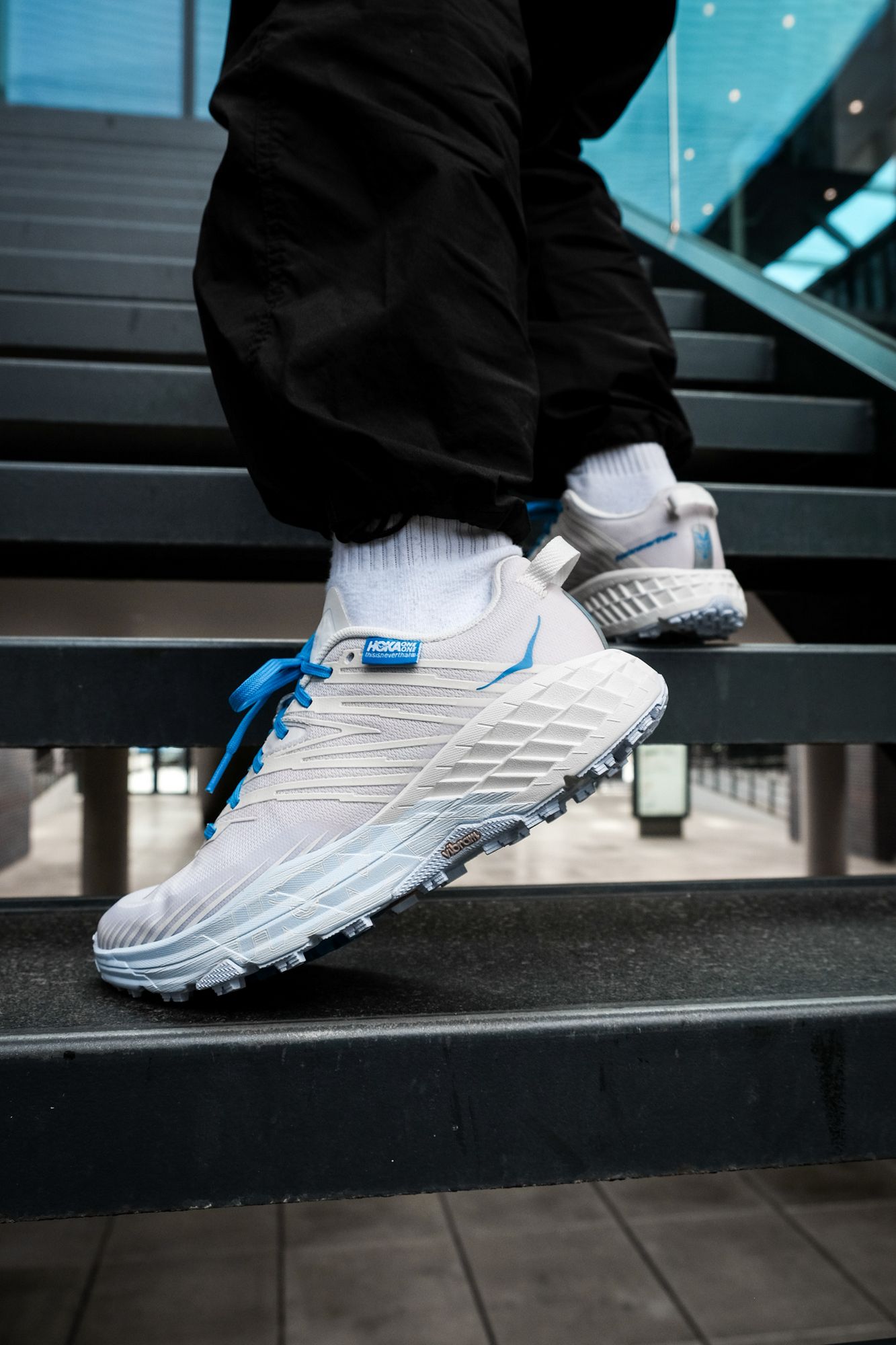 Performant mit Stil - HOKA ONE ONE & thisisneverthat releasen den Speedgoat 4