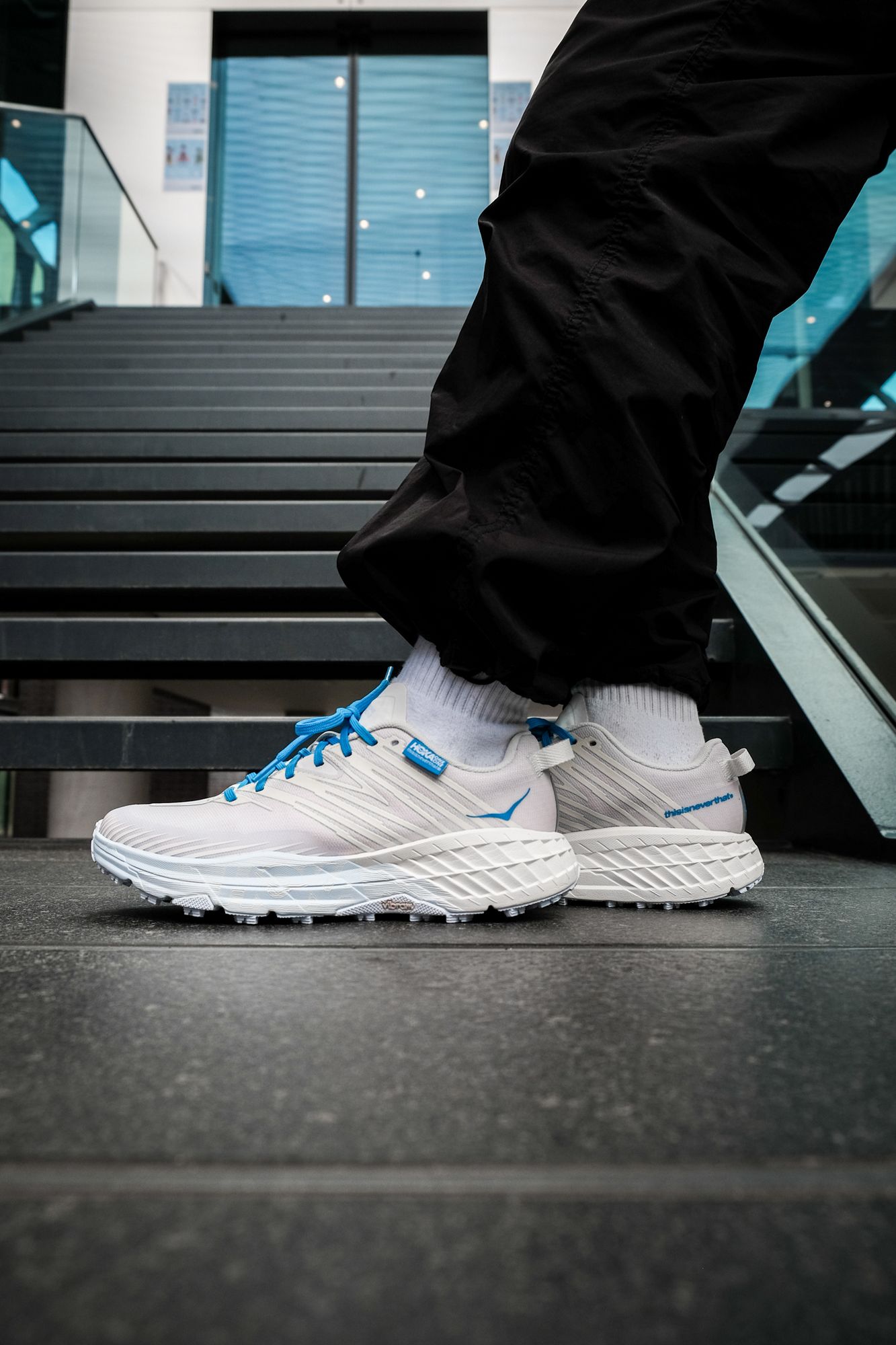 Performant mit Stil - HOKA ONE ONE & thisisneverthat releasen den Speedgoat 4