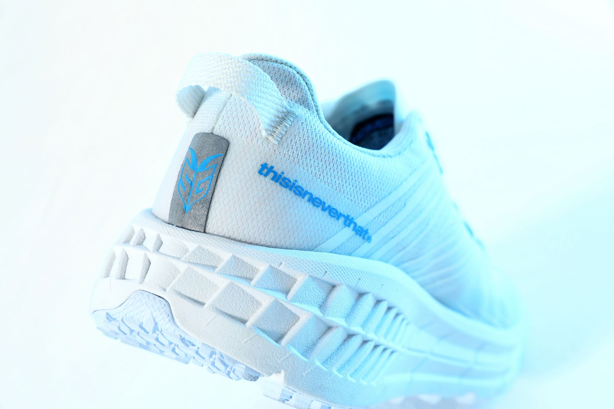 Performant mit Stil - HOKA ONE ONE & thisisneverthat releasen den Speedgoat 4