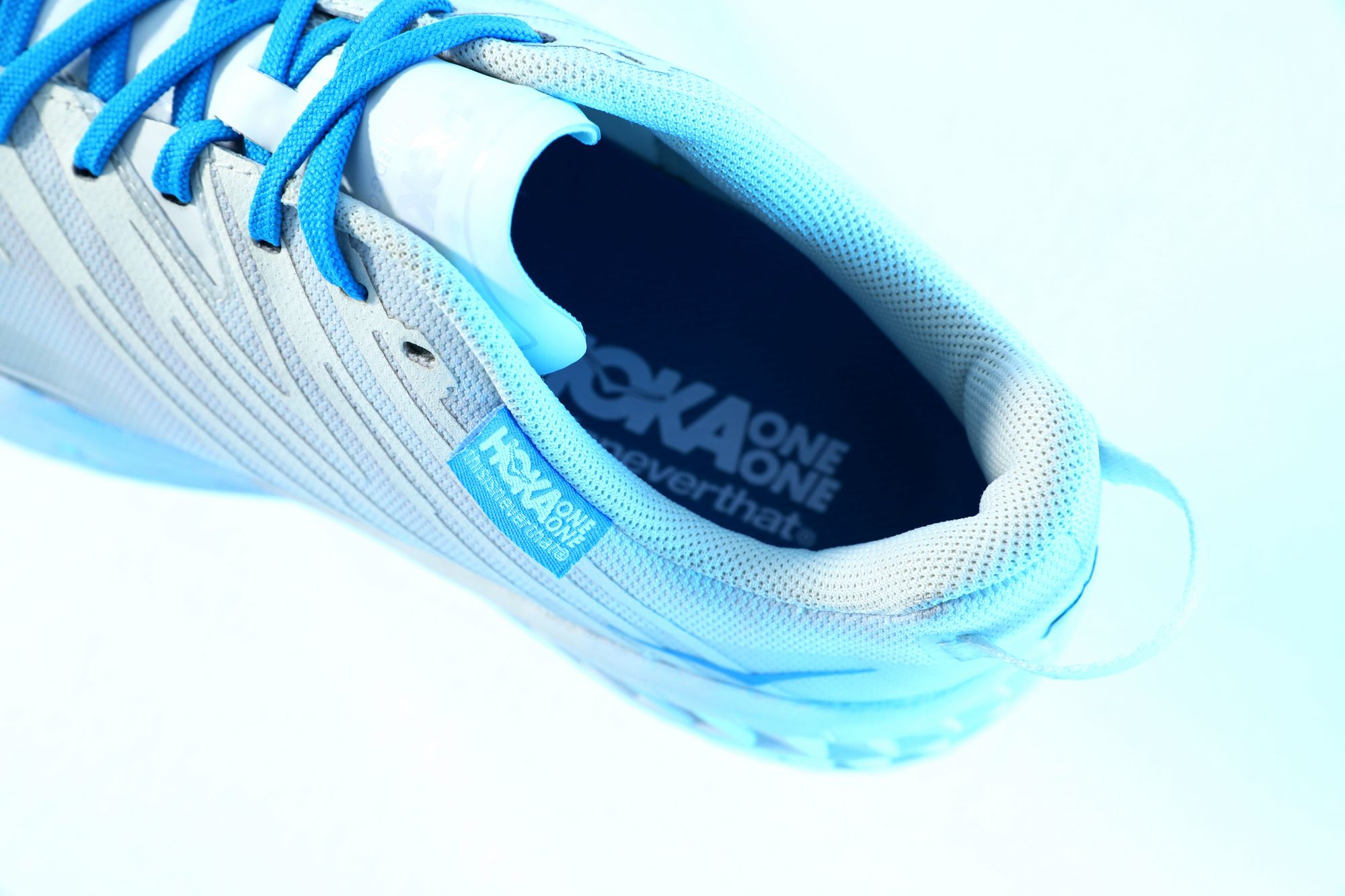 Performant mit Stil - HOKA ONE ONE & thisisneverthat releasen den Speedgoat 4