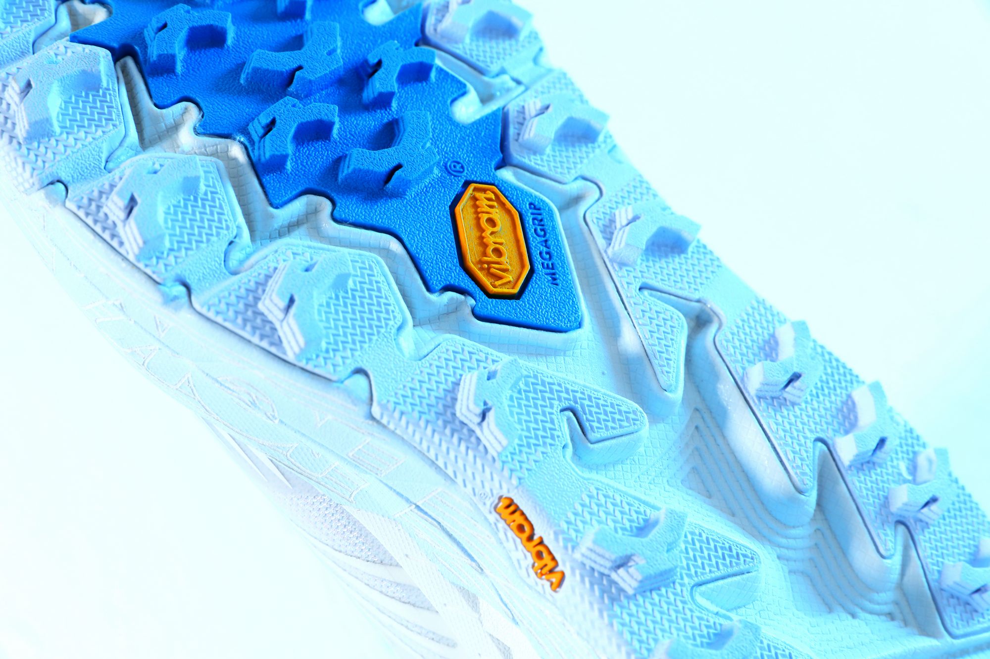 Performant mit Stil - HOKA ONE ONE & thisisneverthat releasen den Speedgoat 4