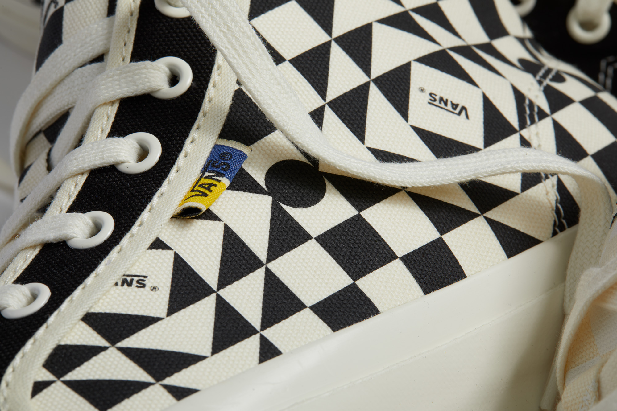 Checkerboard remixed - Vault by Vans und Taka Hayashi releasen den OG Style 24 LX