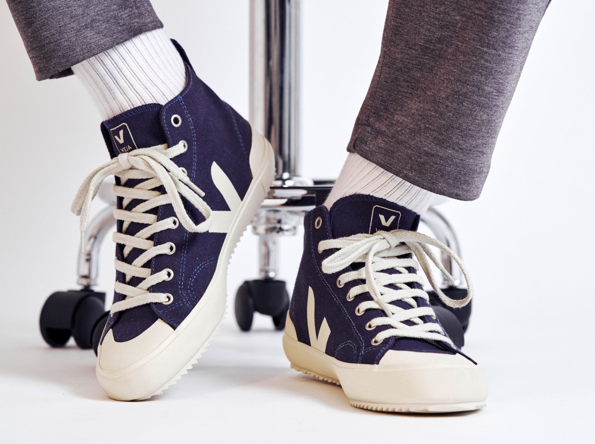 VEJA Nova HT Canvas - navy - on feet