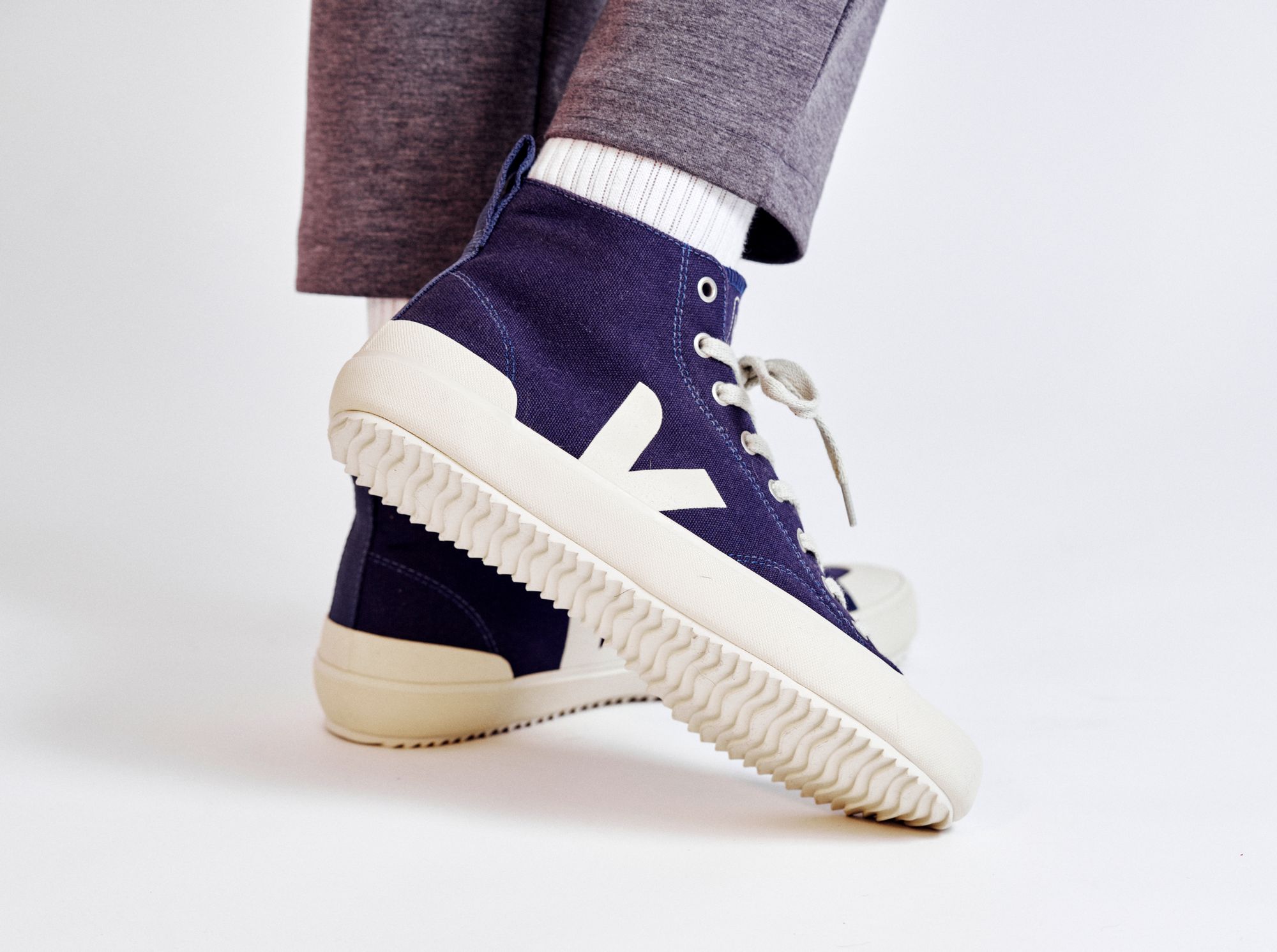 VEJA Nova HT Canvas - navy - on feet