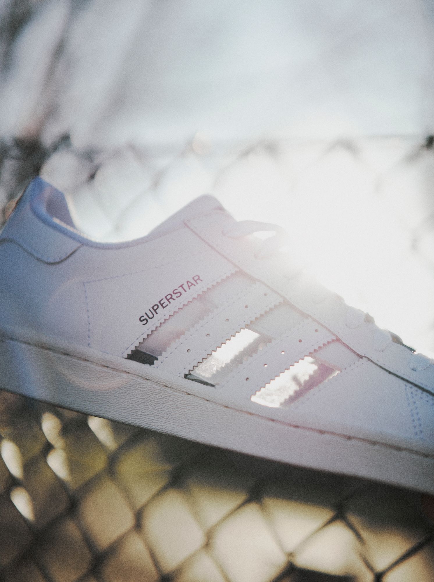Zeigt her Eure Socken…für den täglichen Farbwechsel released adidas den Superstar mit transparenten Streifen