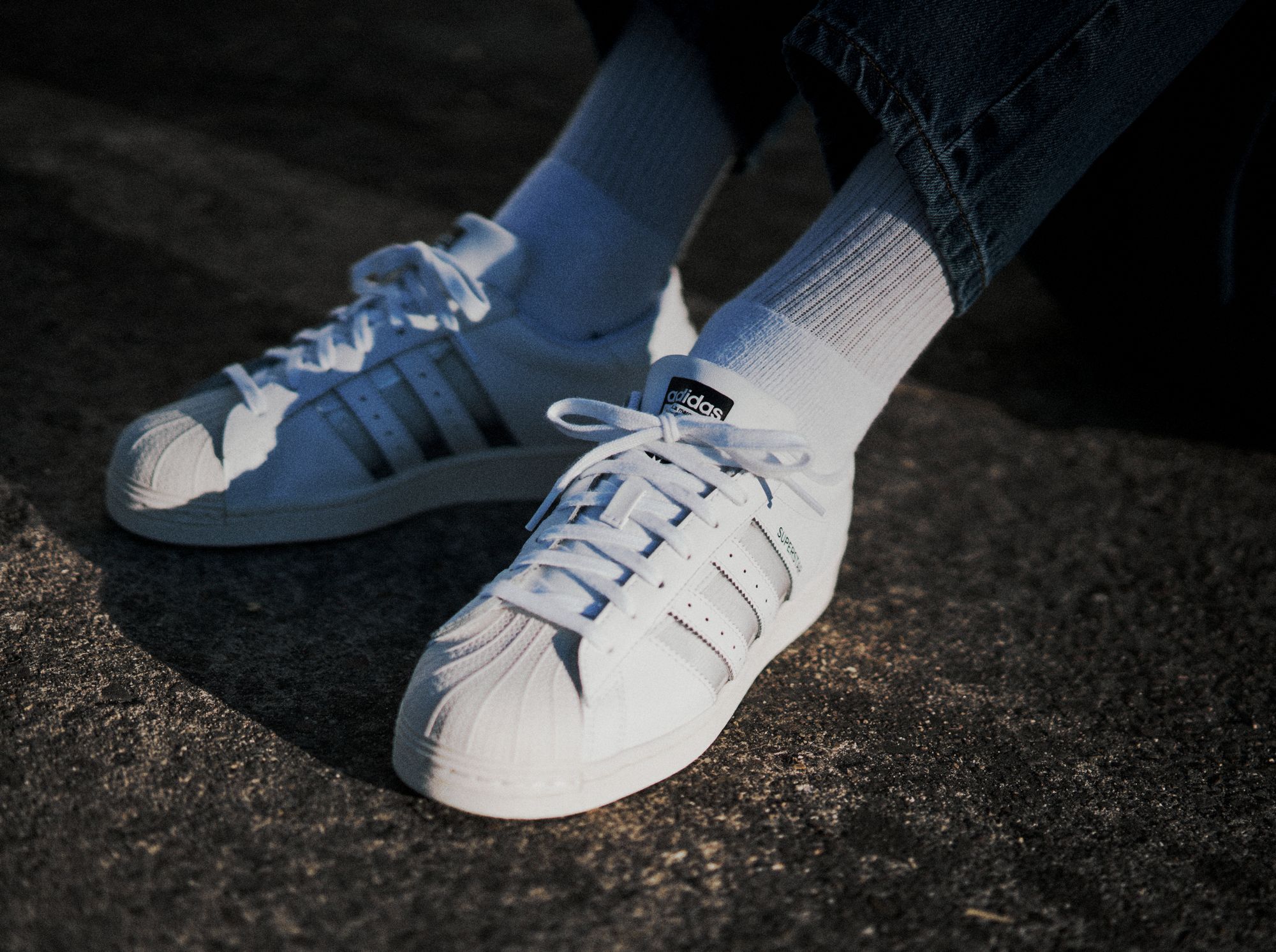 Zeigt her Eure Socken...für den täglichen Farbwechsel released adidas den Superstar mit transparenten Streifen