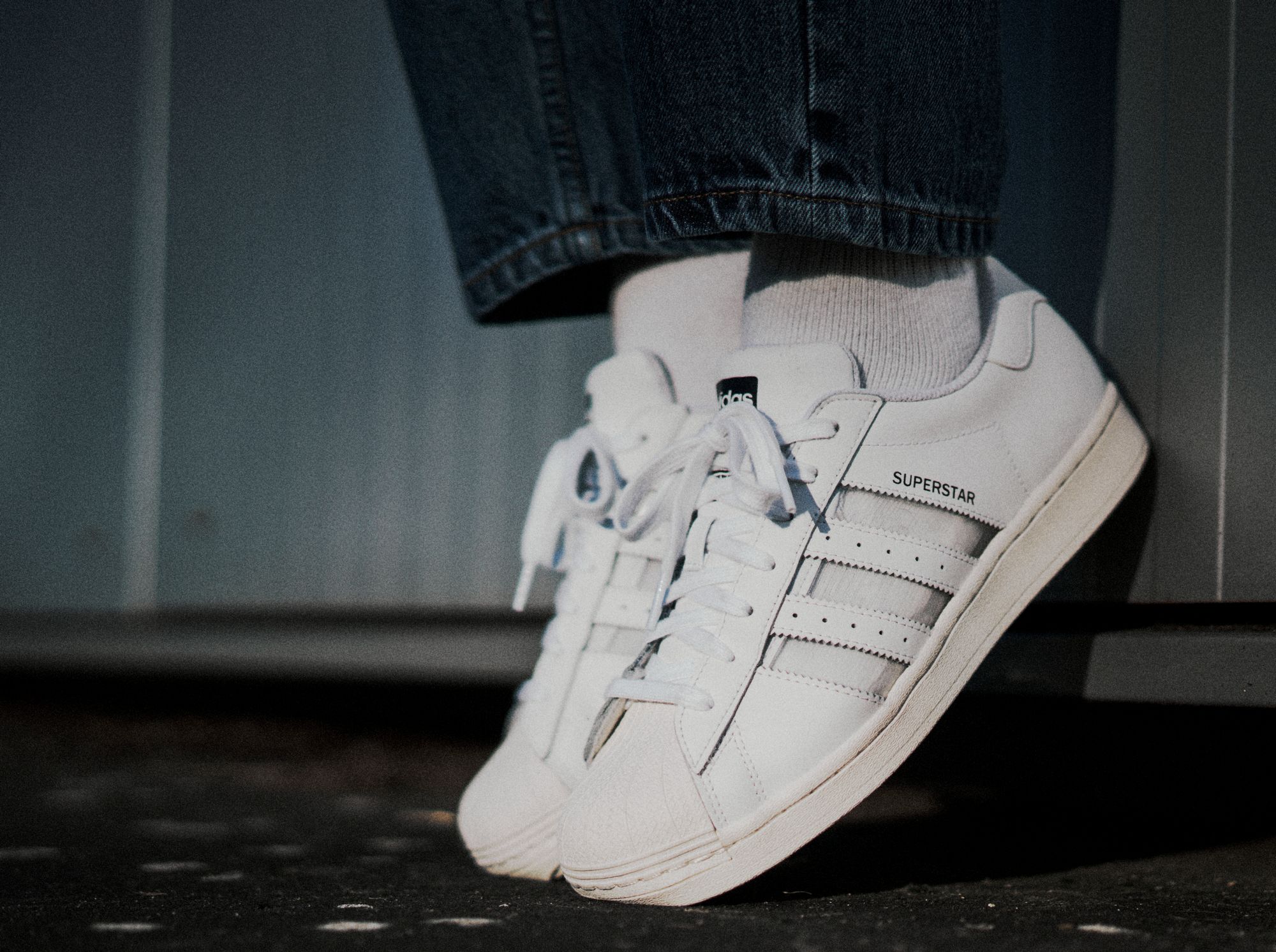 Zeigt her Eure Socken...für den täglichen Farbwechsel released adidas den Superstar mit transparenten Streifen