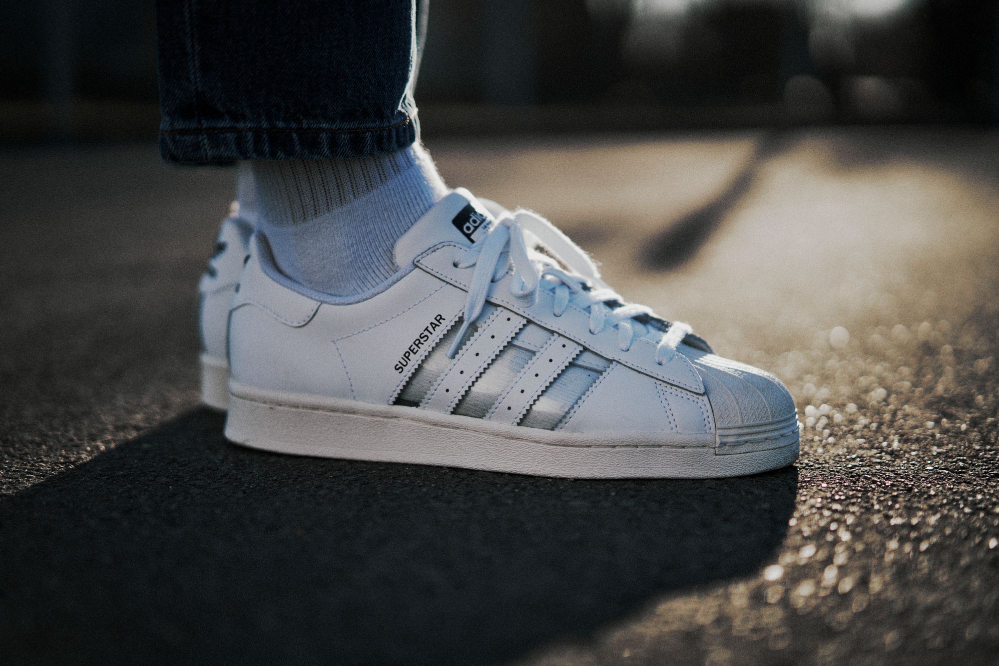 Zeigt her Eure Socken...für den täglichen Farbwechsel released adidas den Superstar mit transparenten Streifen