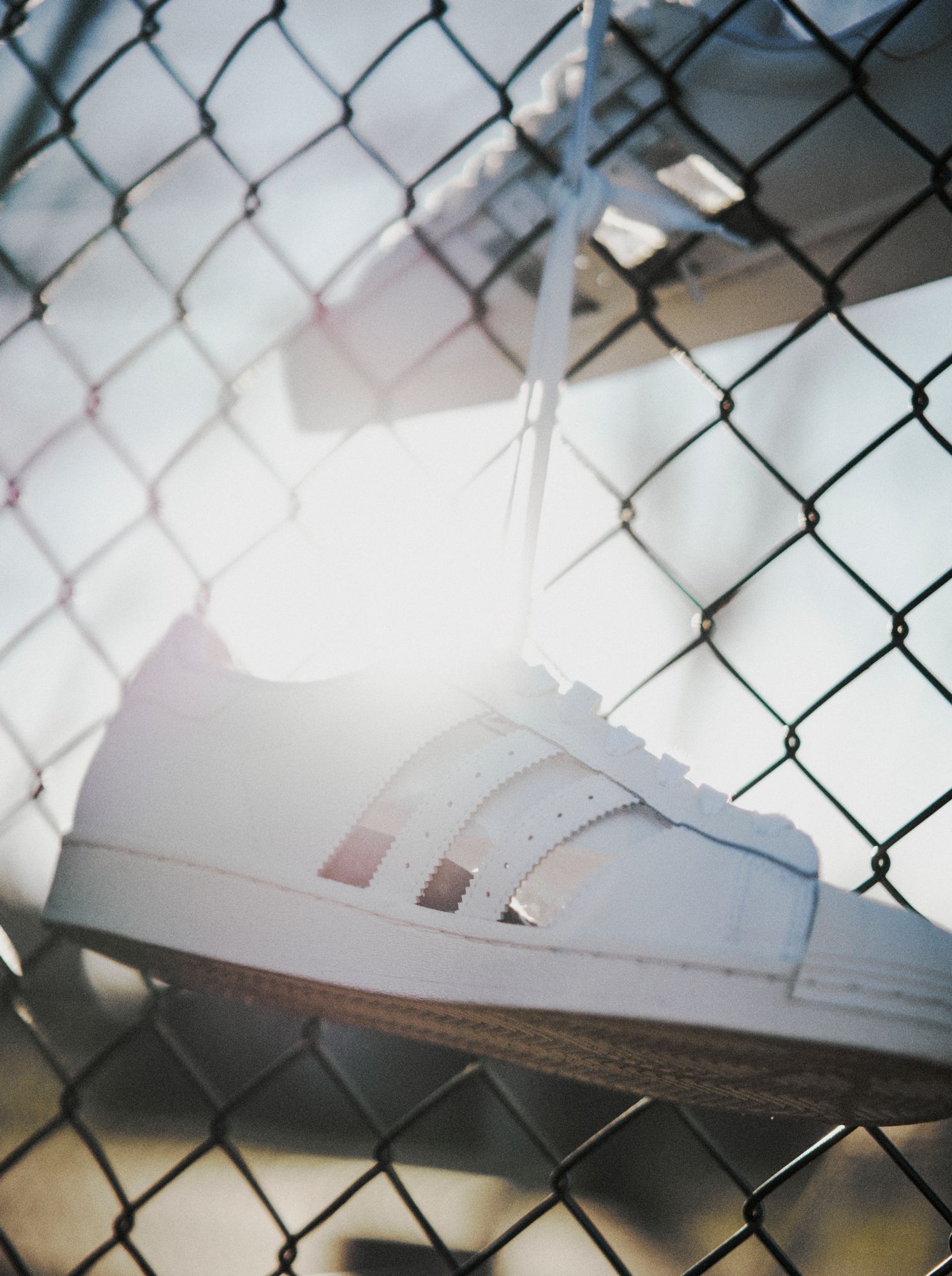 Zeigt her Eure Socken...für den täglichen Farbwechsel released adidas den Superstar mit transparenten Streifen