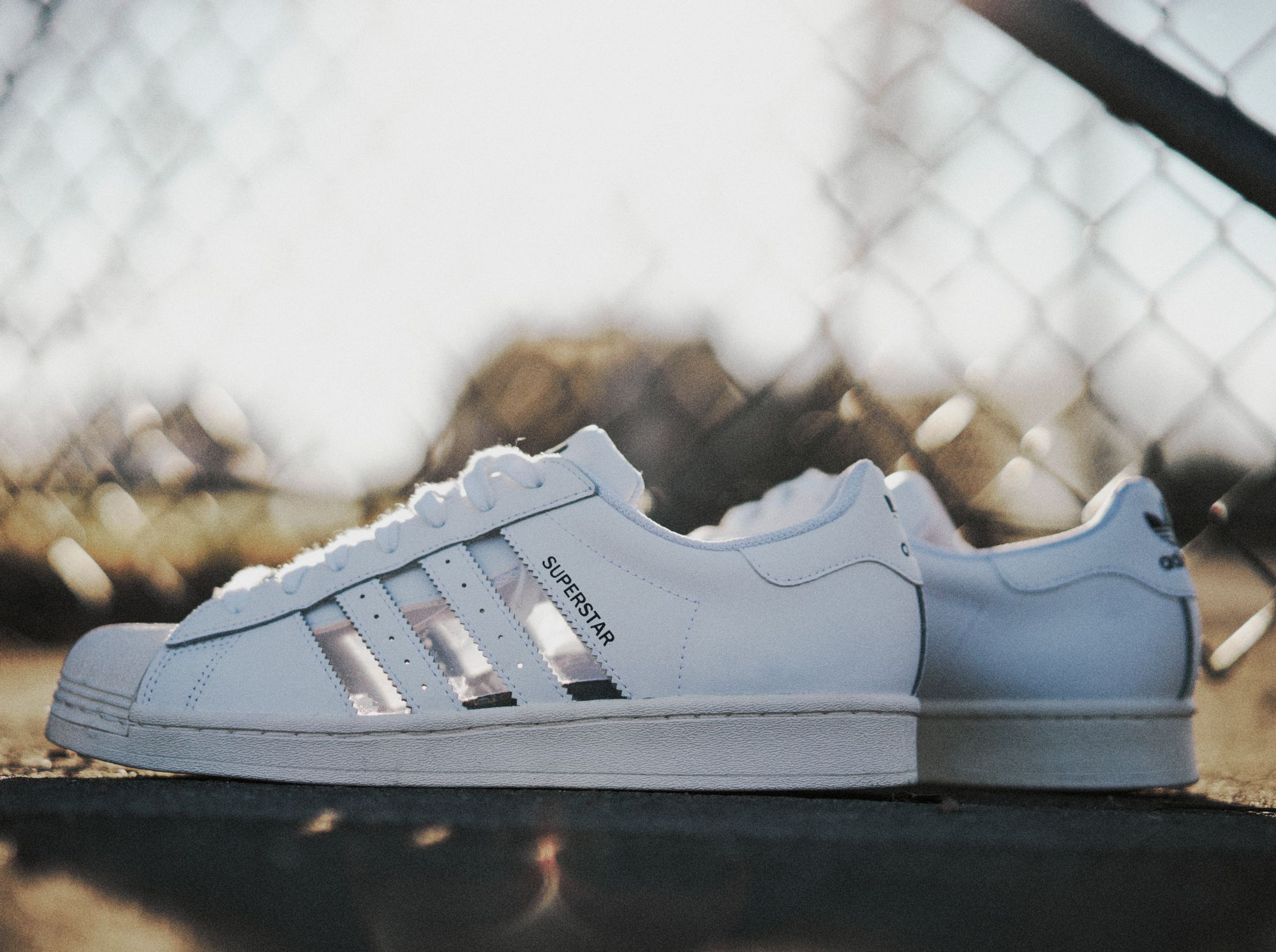 Zeigt her Eure Socken...für den täglichen Farbwechsel released adidas den Superstar mit transparenten Streifen