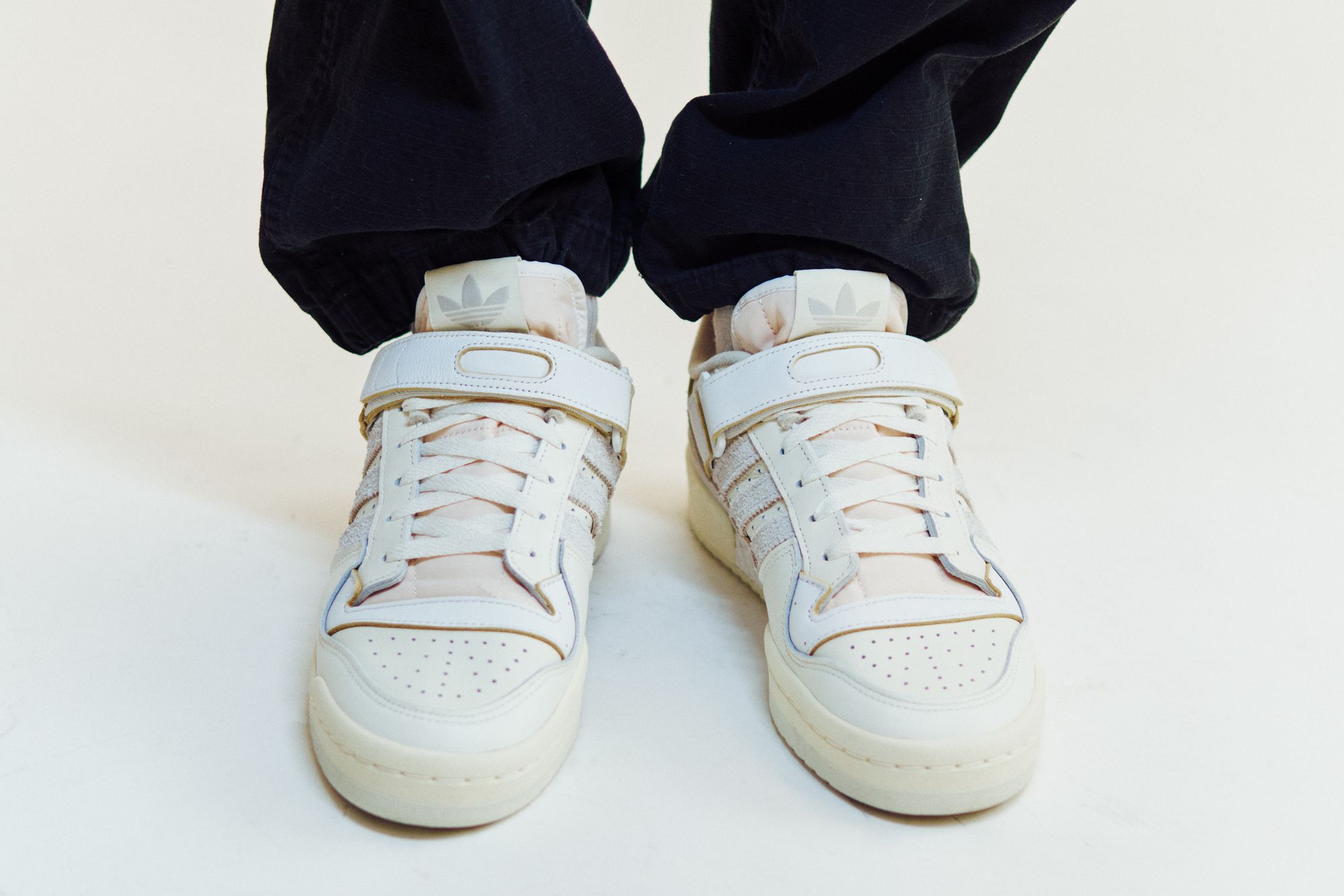 adidas Forum 84 Low - grey one/orbit grey/footwear white - FY4577 on feet