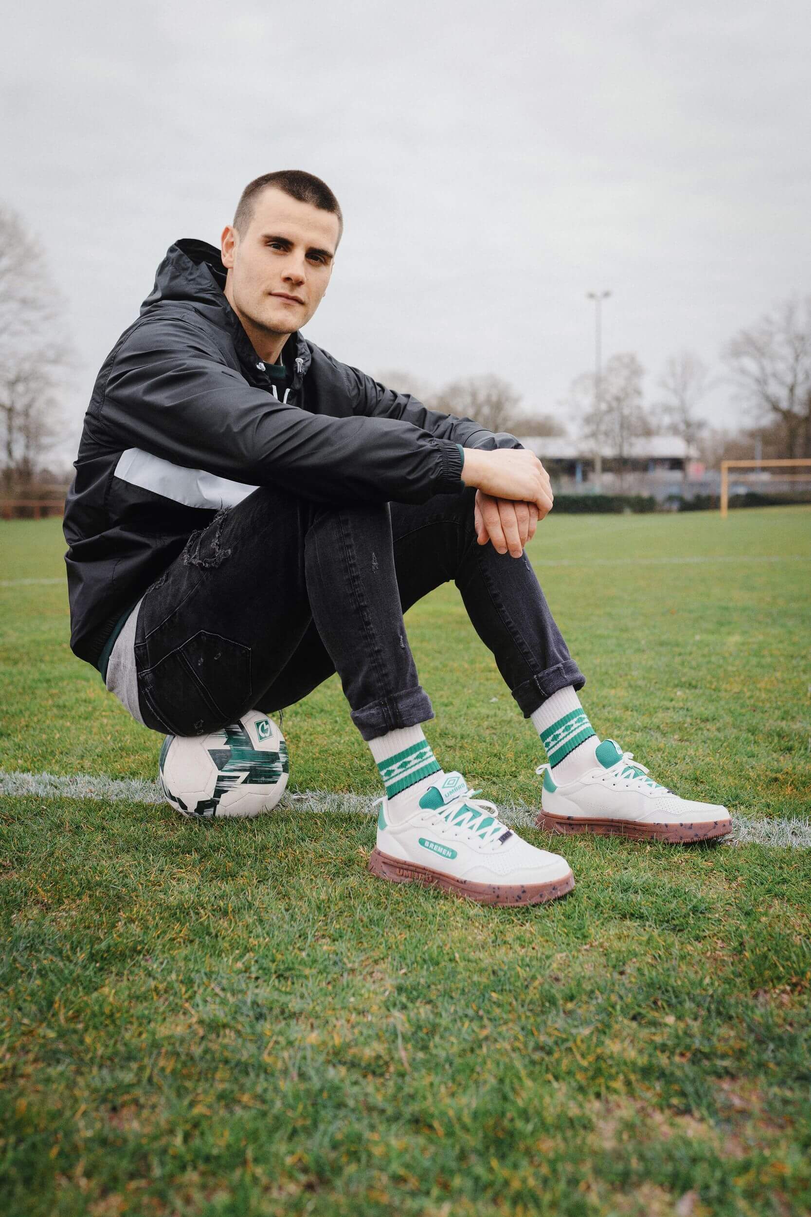 Werder Bremen's Keeper Michael Zetterer mit dem Glückstreter, Umbro, Werder Bremen Highway WB Sneaker 