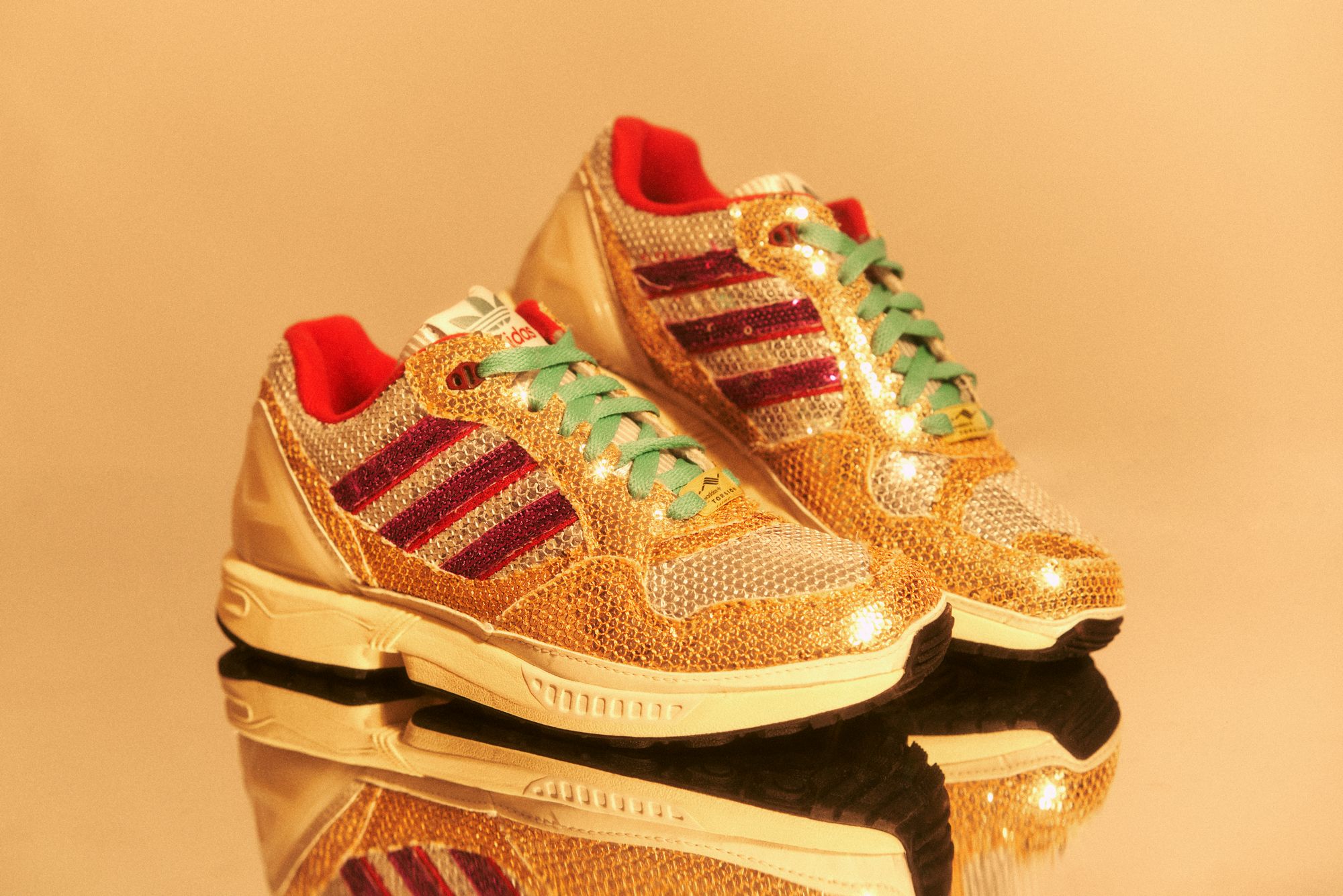 Im Sprint auf die Tanzfläche - adidas bringt Disco-Vibes auf drei ZX-Silhouetten