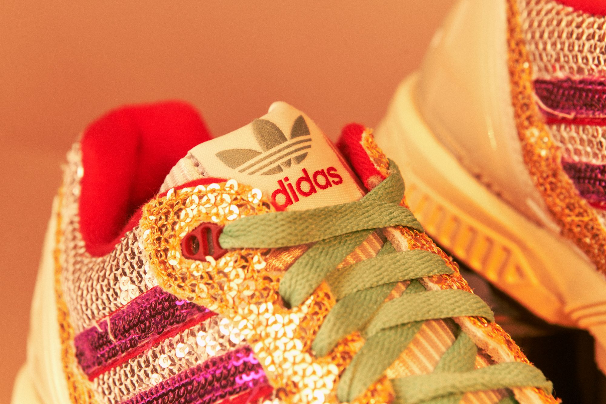 Im Sprint auf die Tanzfläche - adidas bringt Disco-Vibes auf drei ZX-Silhouetten