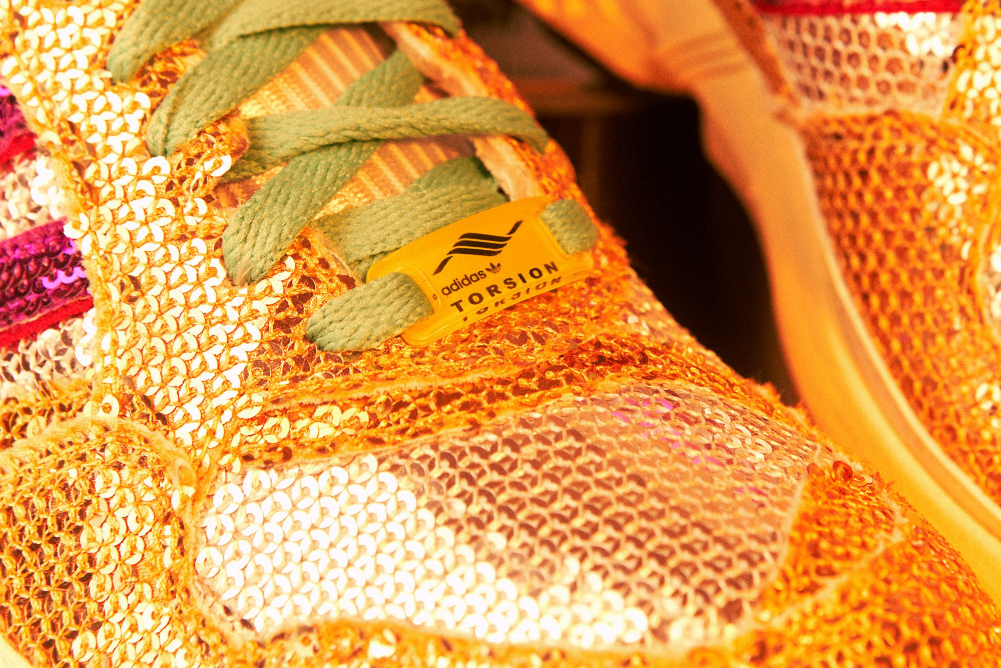Im Sprint auf die Tanzfläche - adidas bringt Disco-Vibes auf drei ZX-Silhouetten