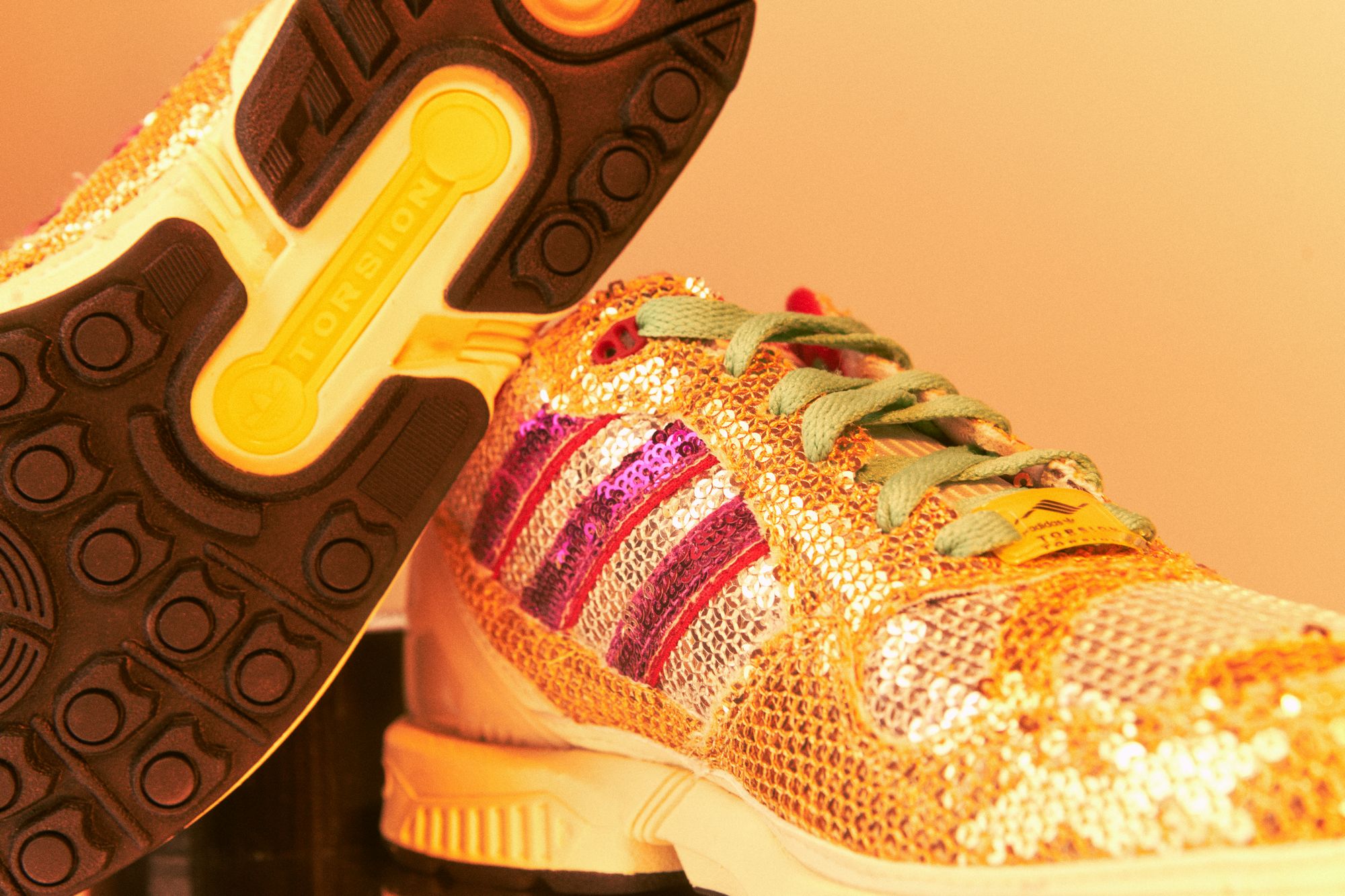 Im Sprint auf die Tanzfläche - adidas bringt Disco-Vibes auf drei ZX-Silhouetten