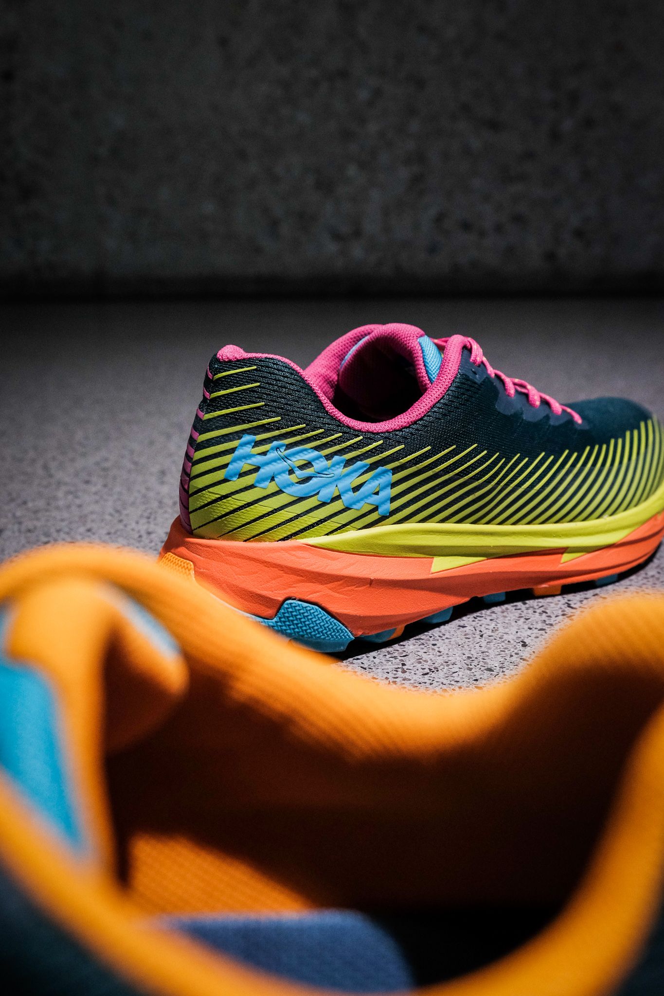 HOKA ONE ONE verpasst dem Torrent 2 gemeinsam mit Outdoor-Label Cotopaxi einen bunten neuen Look