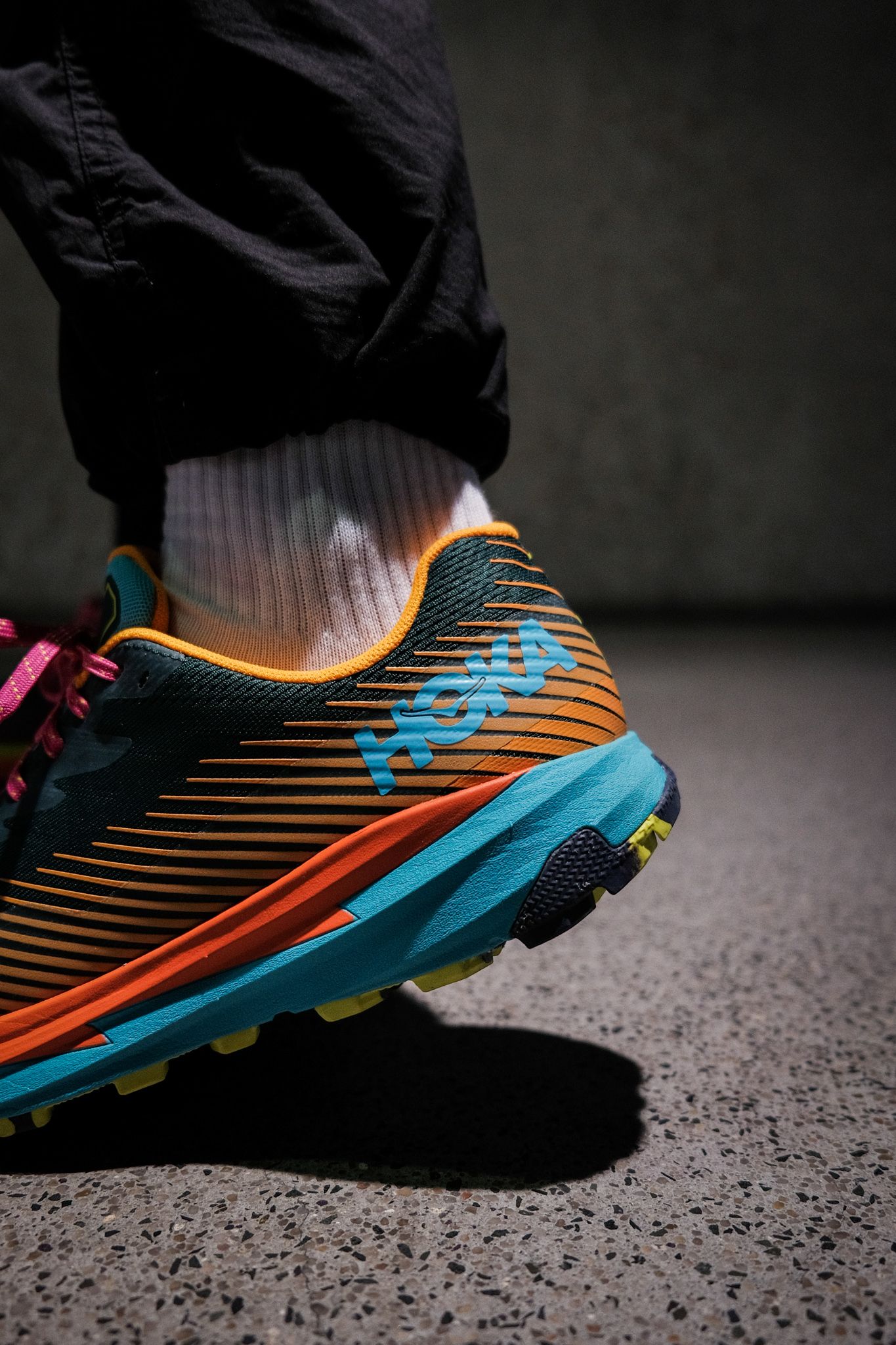 HOKA ONE ONE verpasst dem Torrent 2 gemeinsam mit Outdoor-Label Cotopaxi einen bunten neuen Look