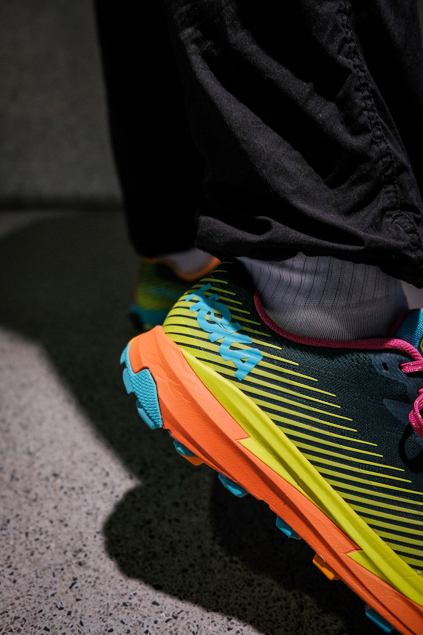 HOKA ONE ONE verpasst dem Torrent 2 gemeinsam mit Outdoor-Label Cotopaxi einen bunten neuen Look