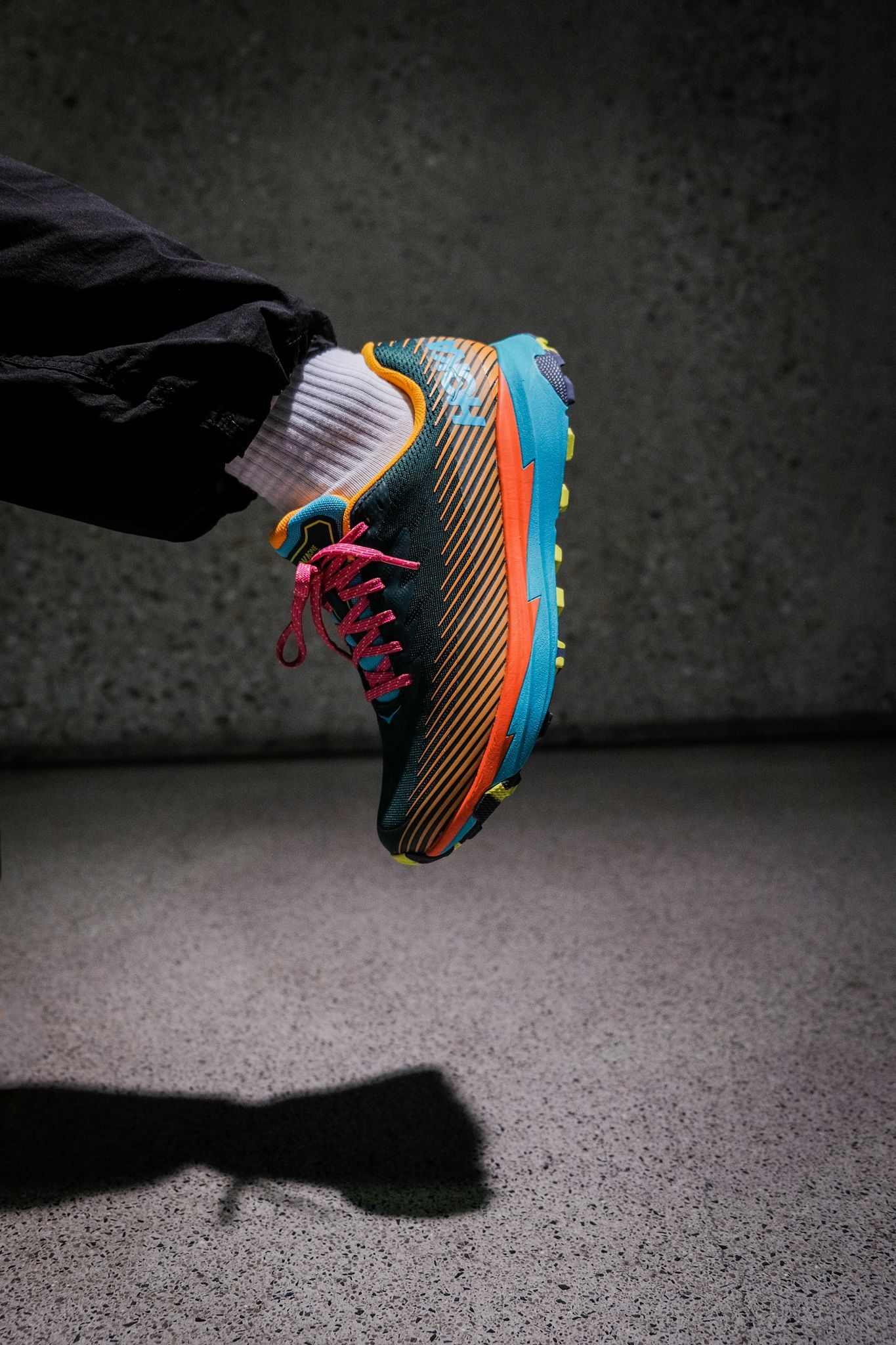 HOKA ONE ONE verpasst dem Torrent 2 gemeinsam mit Outdoor-Label Cotopaxi einen bunten neuen Look