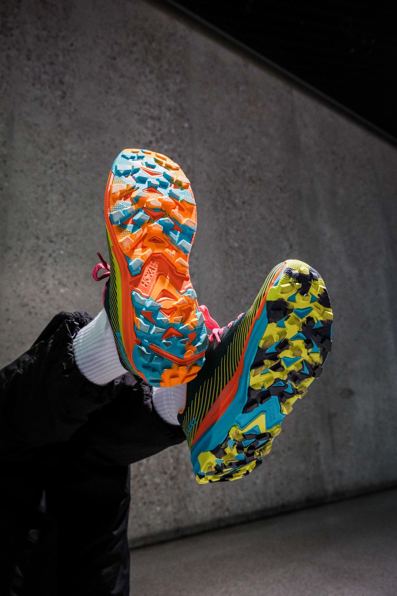 HOKA ONE ONE verpasst dem Torrent 2 gemeinsam mit Outdoor-Label Cotopaxi einen bunten neuen Look