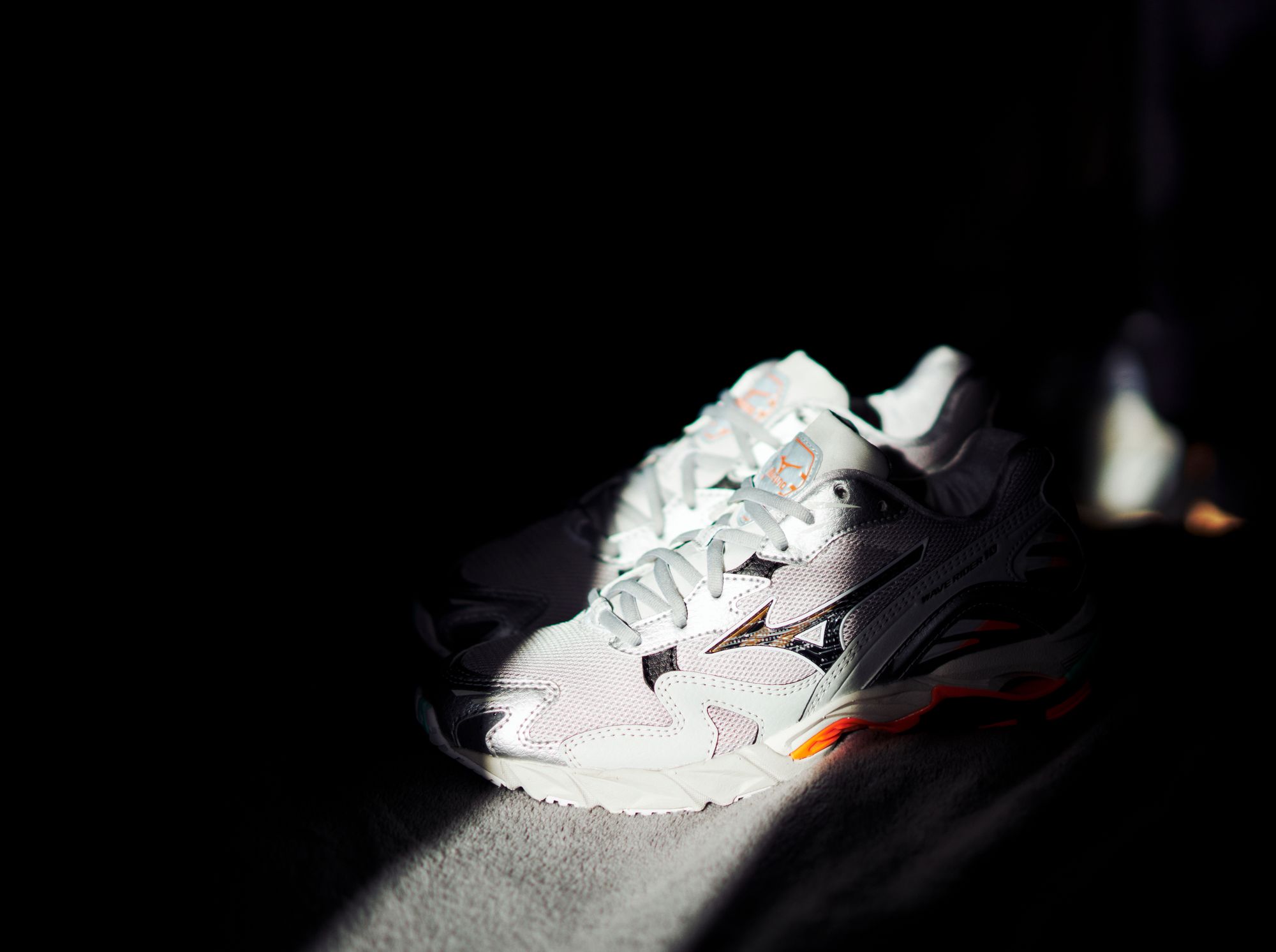 Mizuno Wave Rider 10 in „nimbus cloud/lunar rock/red orange“