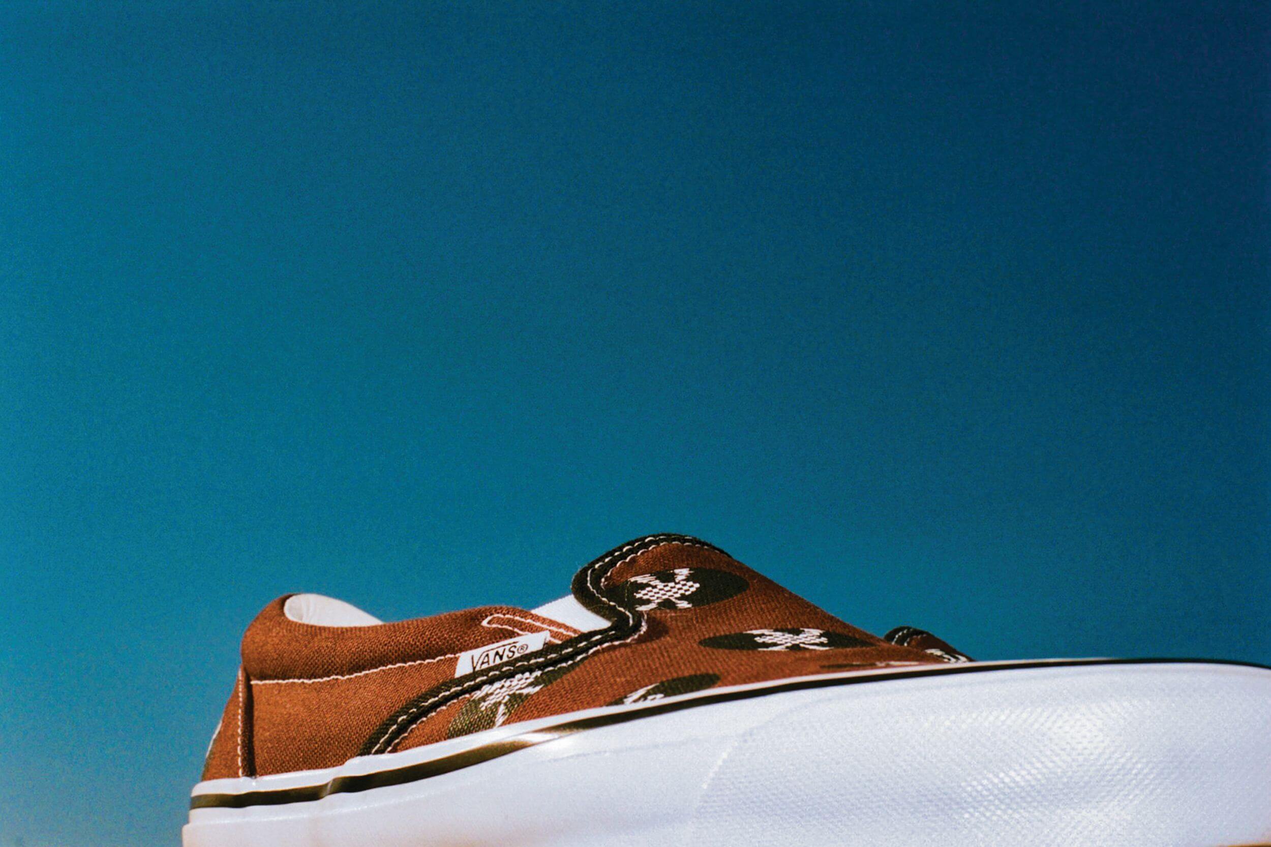 Vault by Vans x Wacko Maria - Classic Slip On mit Vinyl All-Over Print in lila, weiß und braun