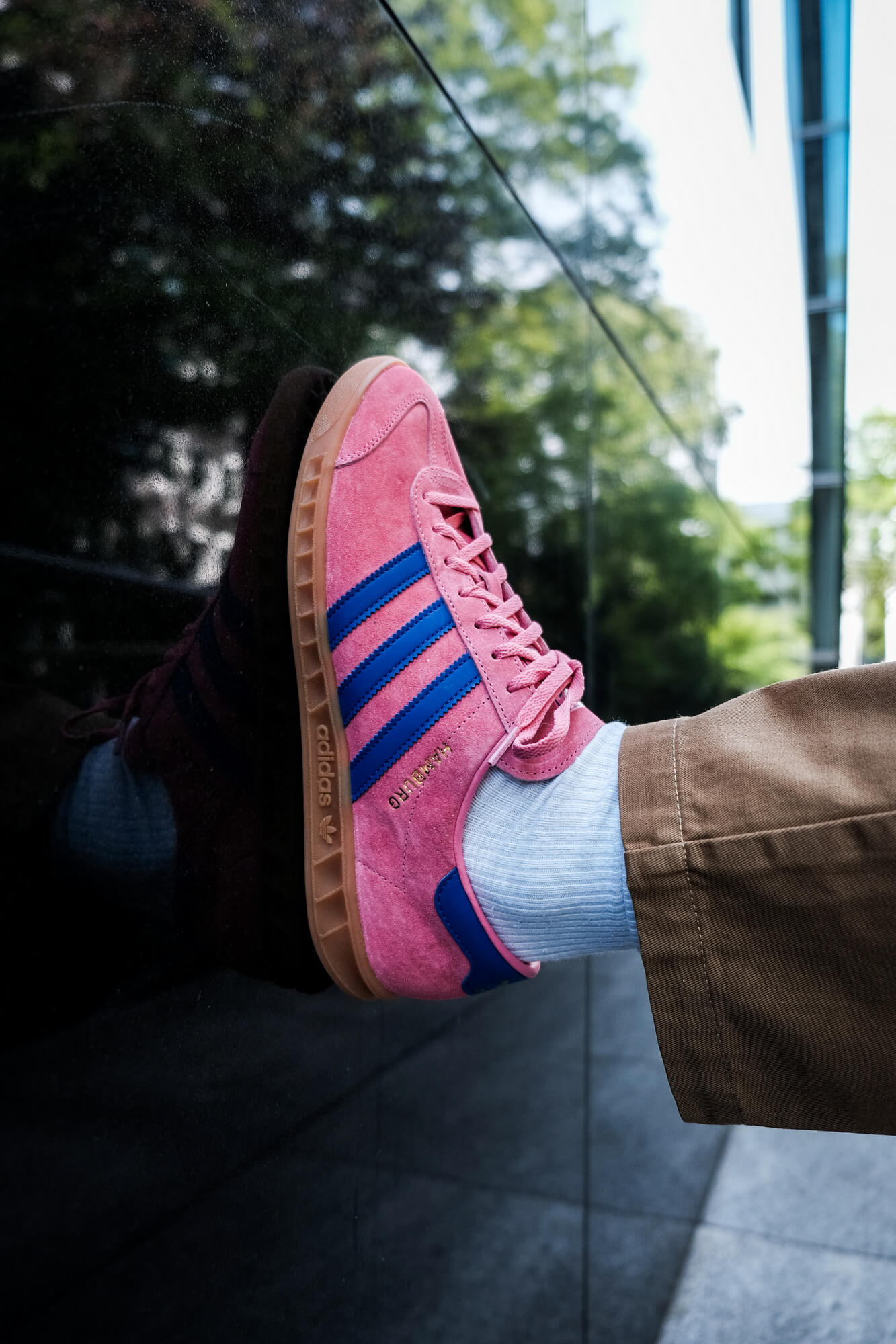 on feet photo of the adidas Hamburg - roston/boblue/gum2 - H00446