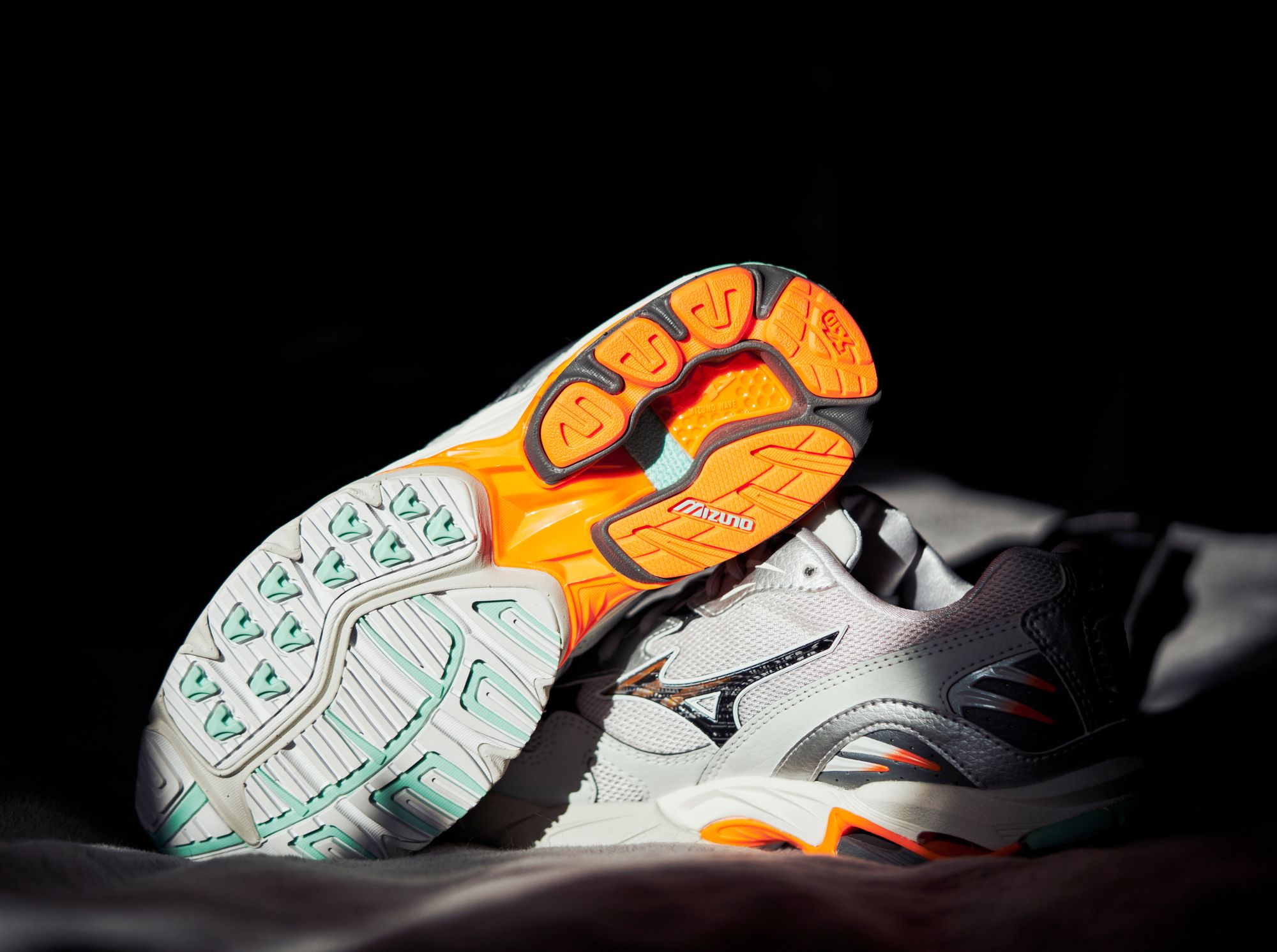 Mizuno Wave Rider 10 in "nimbus cloud/lunar rock/red orange"