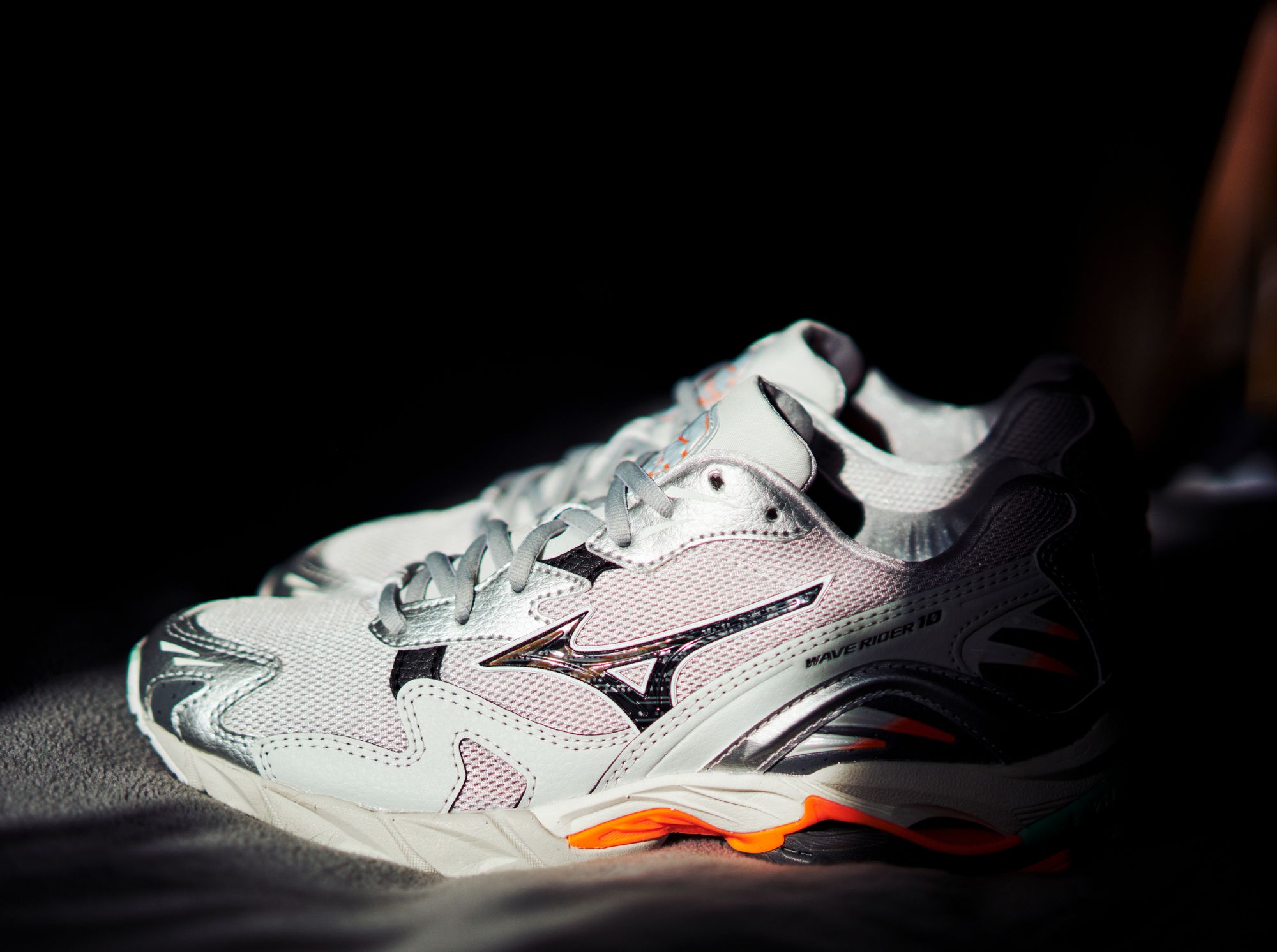 Mizuno Wave Rider 10 in "nimbus cloud/lunar rock/red orange"