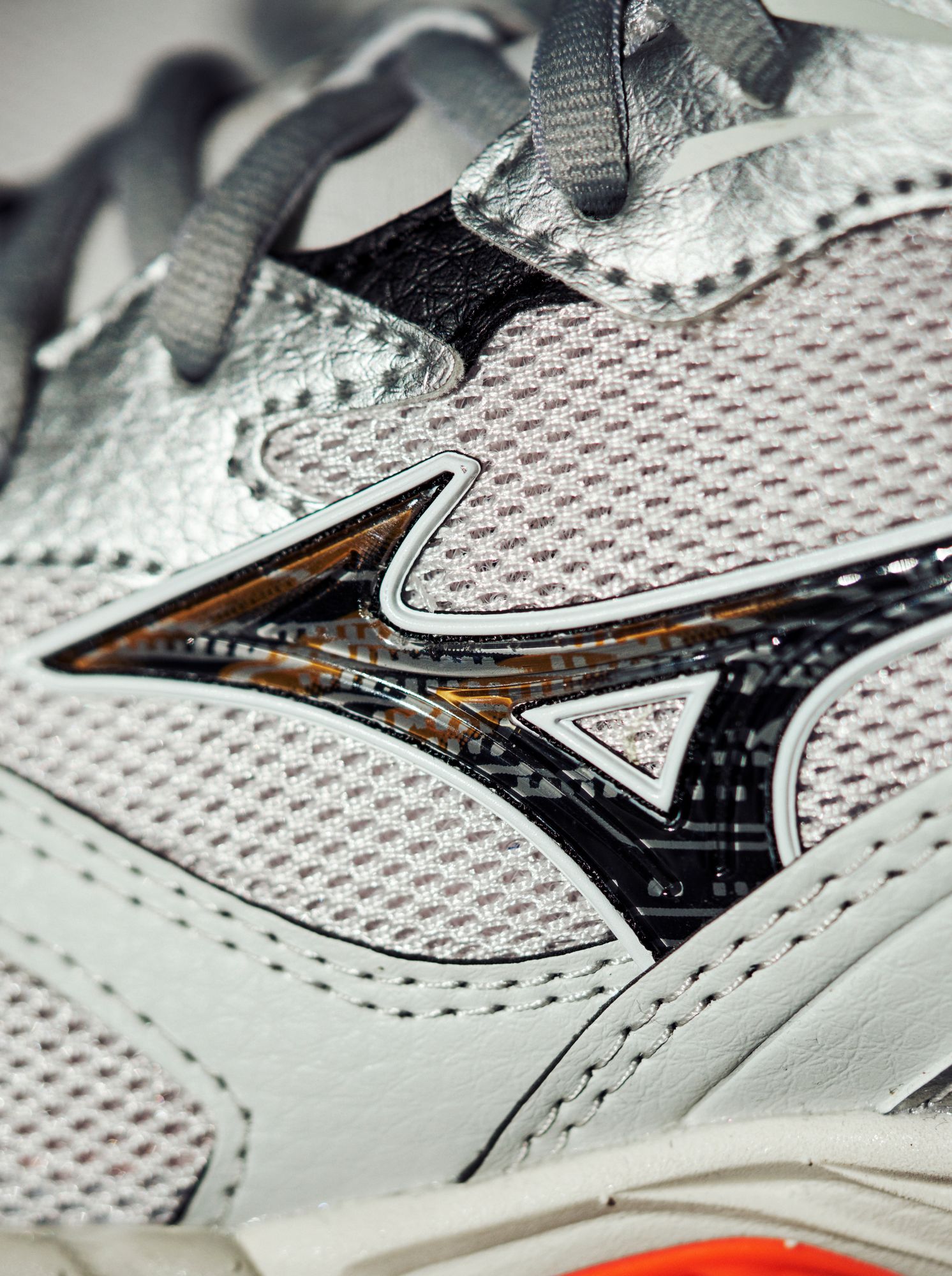 Mizuno Wave Rider 10 in "nimbus cloud/lunar rock/red orange"