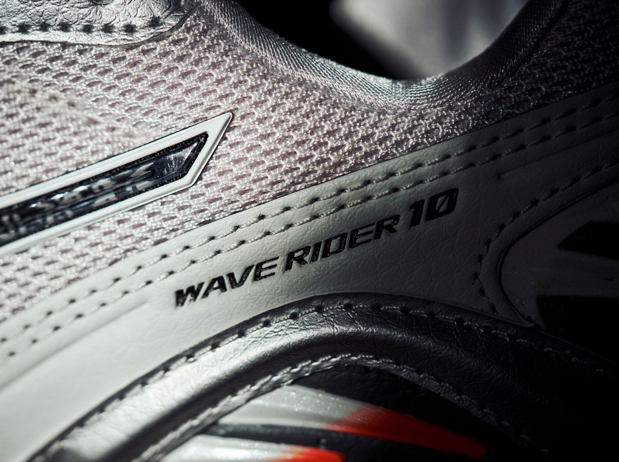 Mizuno Wave Rider 10 in "nimbus cloud/lunar rock/red orange"