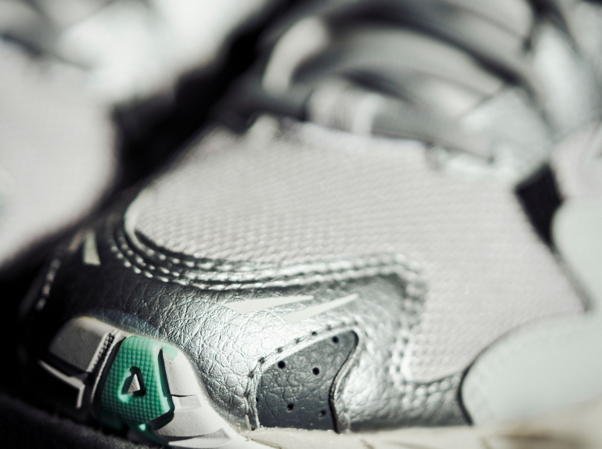 details of the Mizuno - Wave Rider 10 - Nimbus Cloud / Lunar Rock / Red Orange - D1GA218505