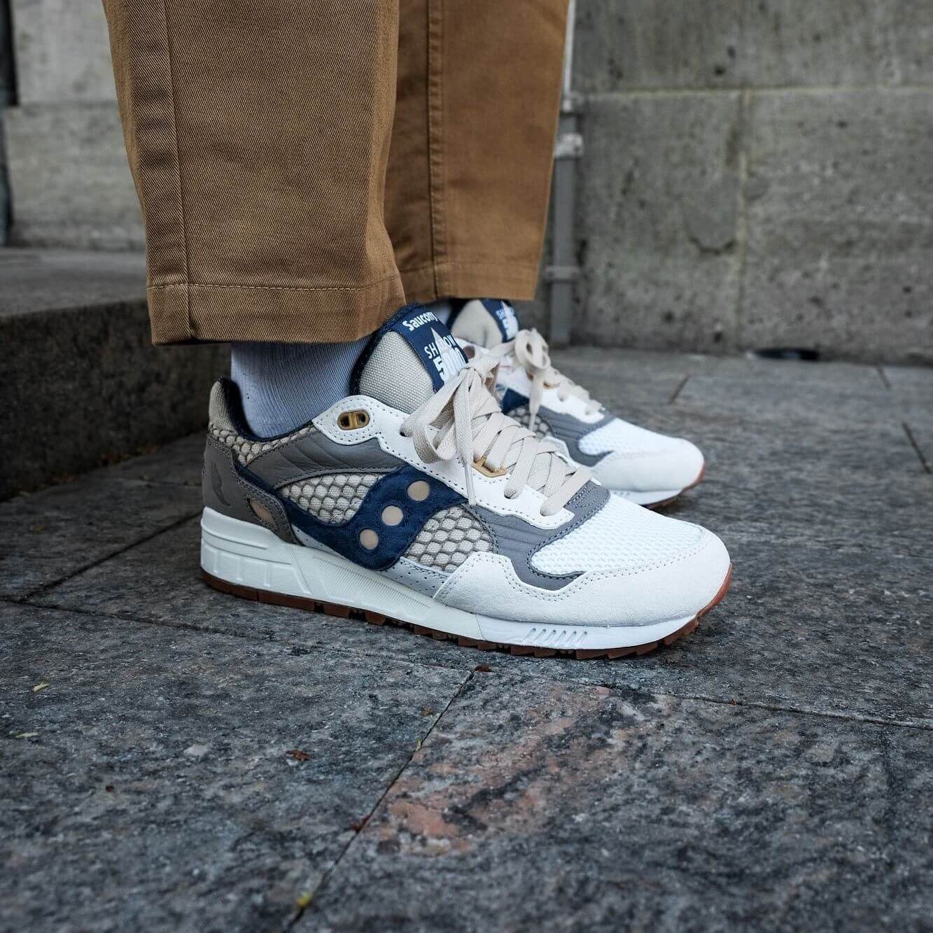on feet photo of the Saucony - Shadow 5000 - white/navy/grey - S70553-1