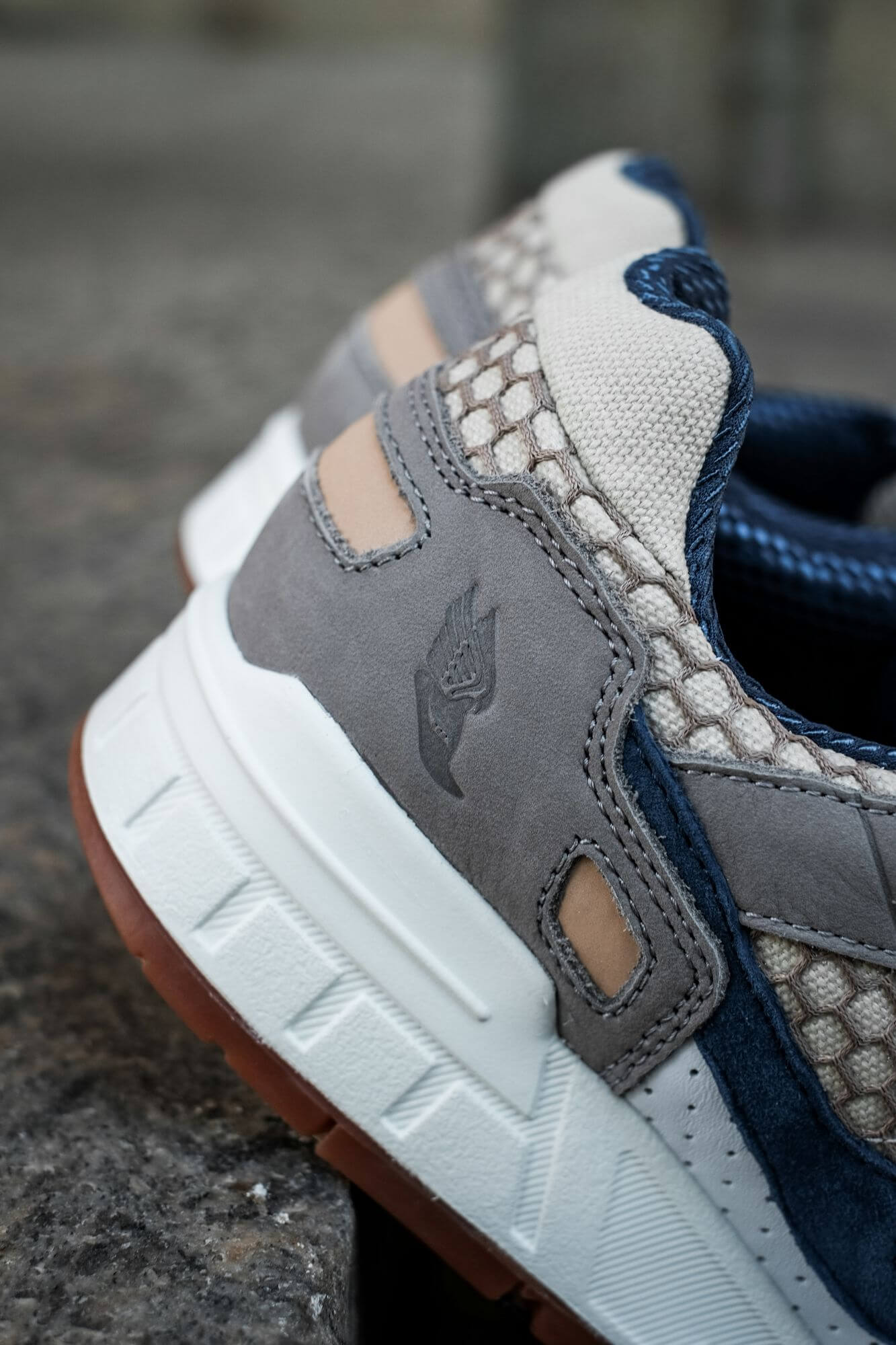 heel detail of the Saucony - Shadow 5000 - white/navy/grey - S70553-1