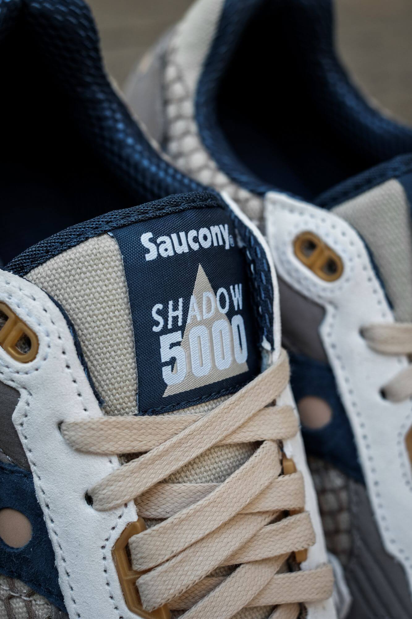 tongue tag of the Saucony - Shadow 5000 - white/navy/grey - S70553-1