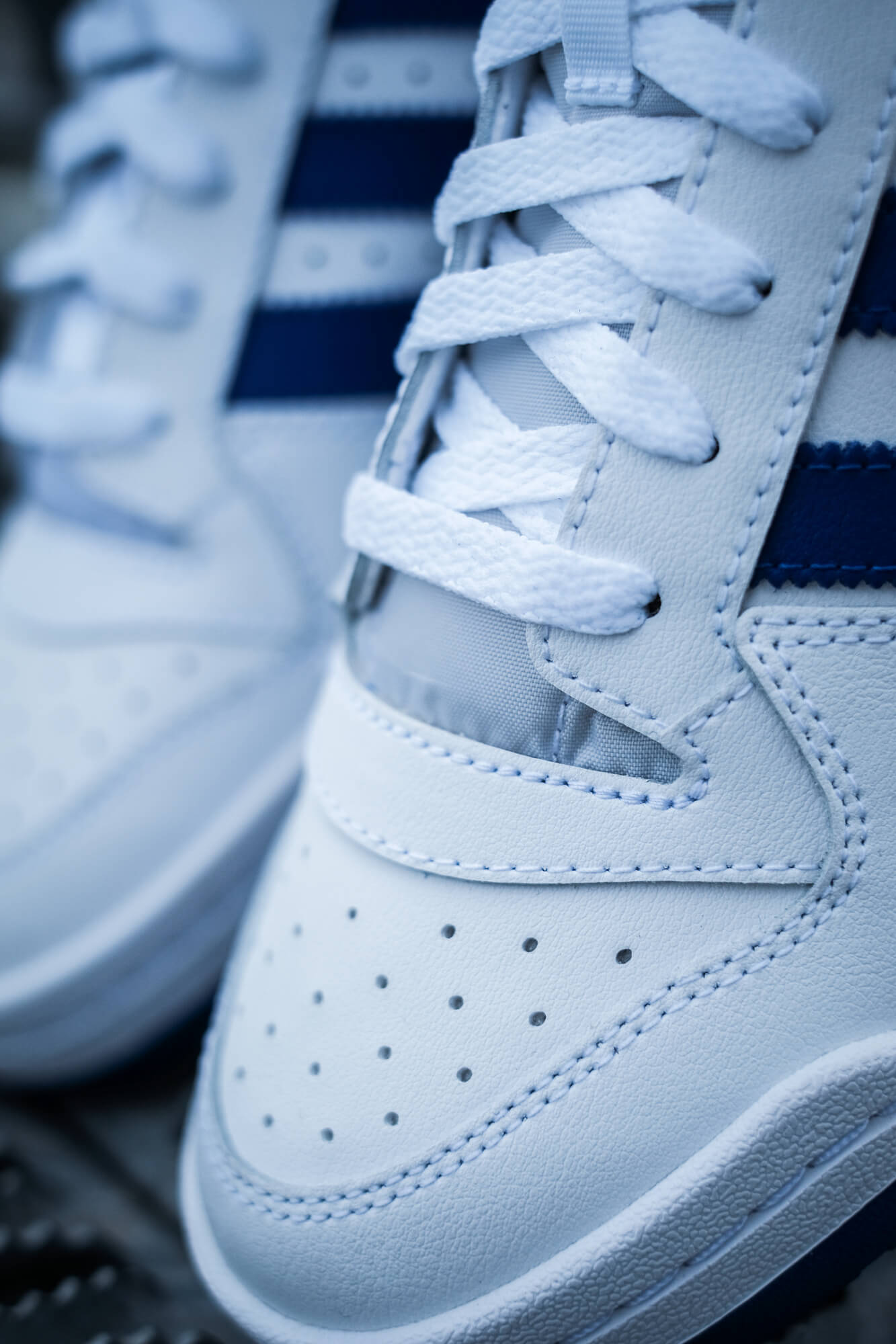 adidas Forum Mid - cloud white/royal blue/cloud white - FY4976