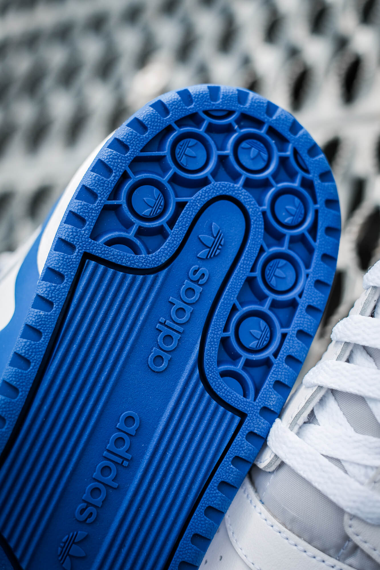 detail photo of the adidas Forum Mid - cloud white/royal blue/cloud white - FY4976