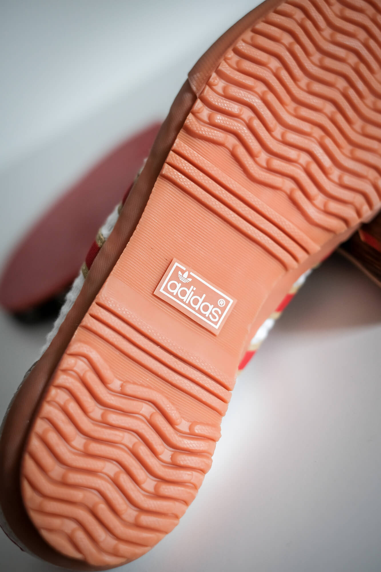 adidas vintage logo on the adidas - Tischtennis - footwear white/team college red/core white - H01796 outsole