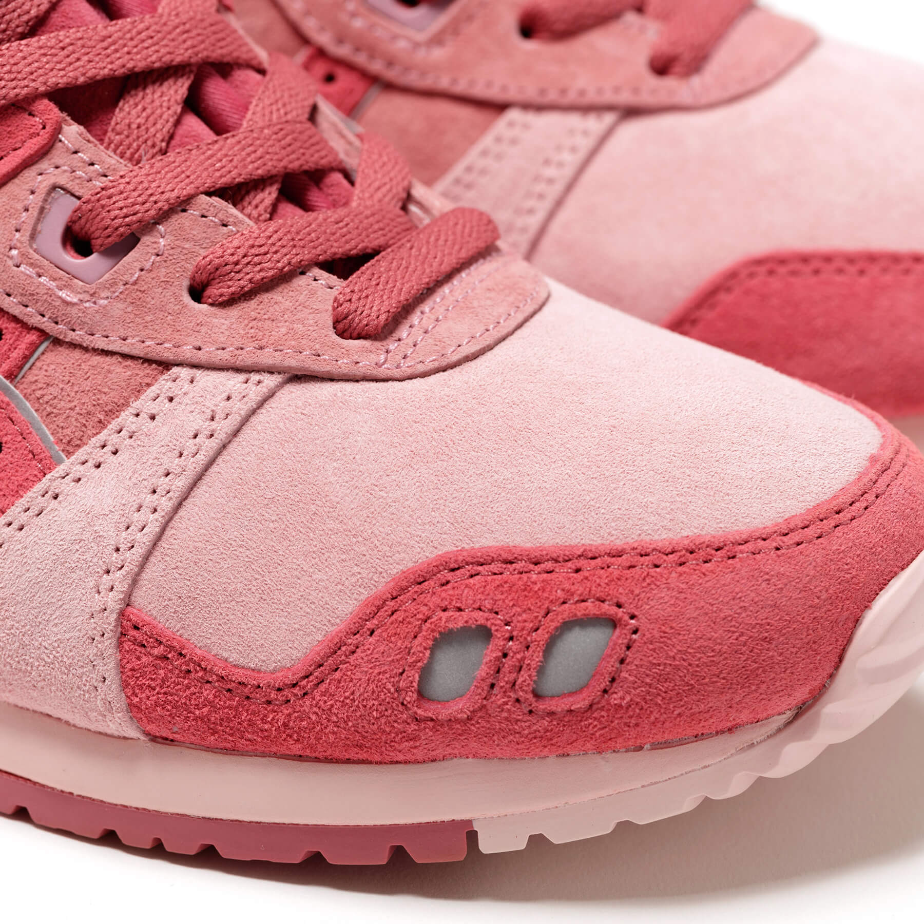 detail photo of the toebox of the ASICS SportStyle x Concepts - GEL-LYTE III OG - "Otoro" - 1203A121-700 - Coral Cloud / Pure Silver