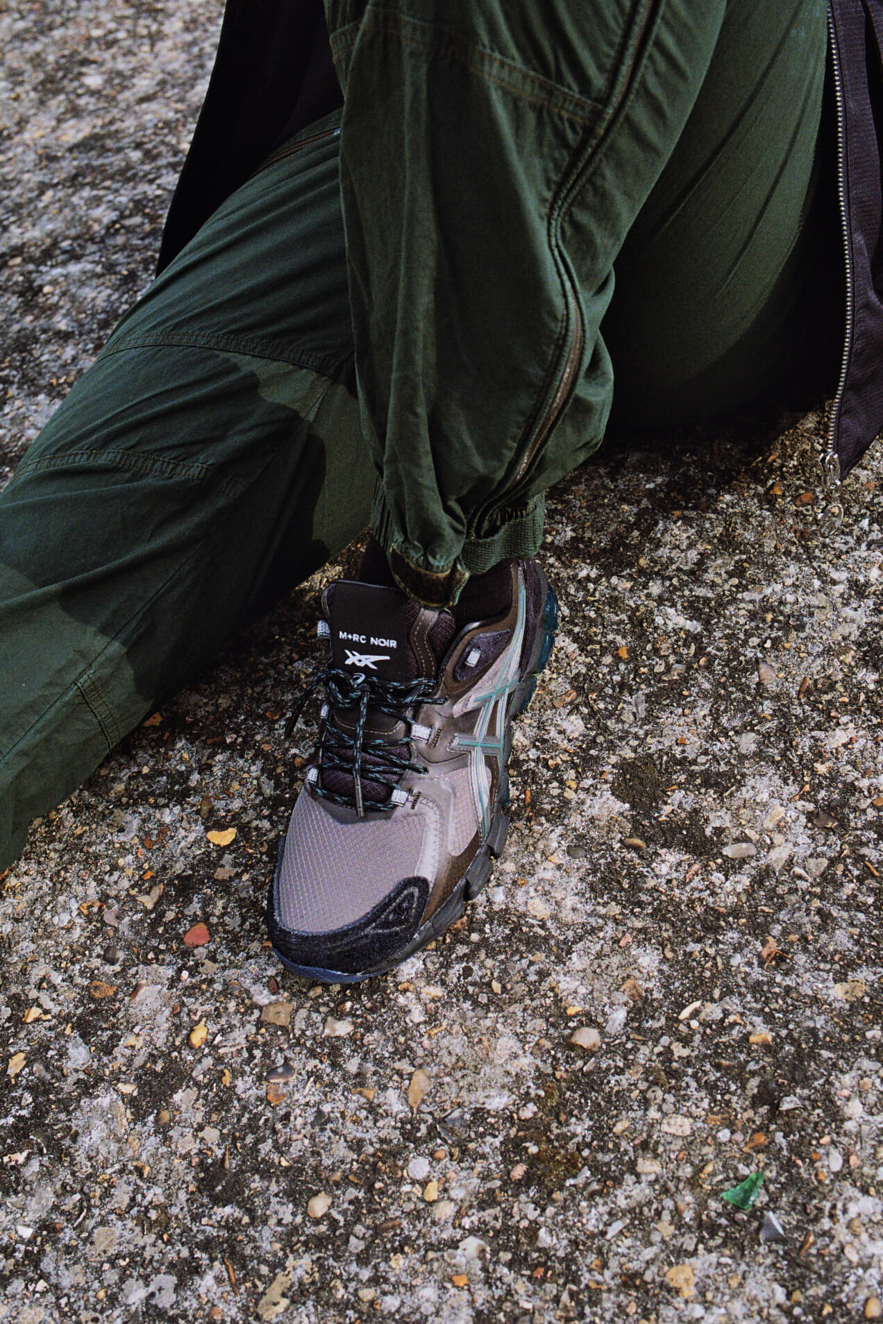 on feet close-up ASICS x M+RC NOIR - Gel-Quantum 180 6 - graphite grey - 1201A216-020