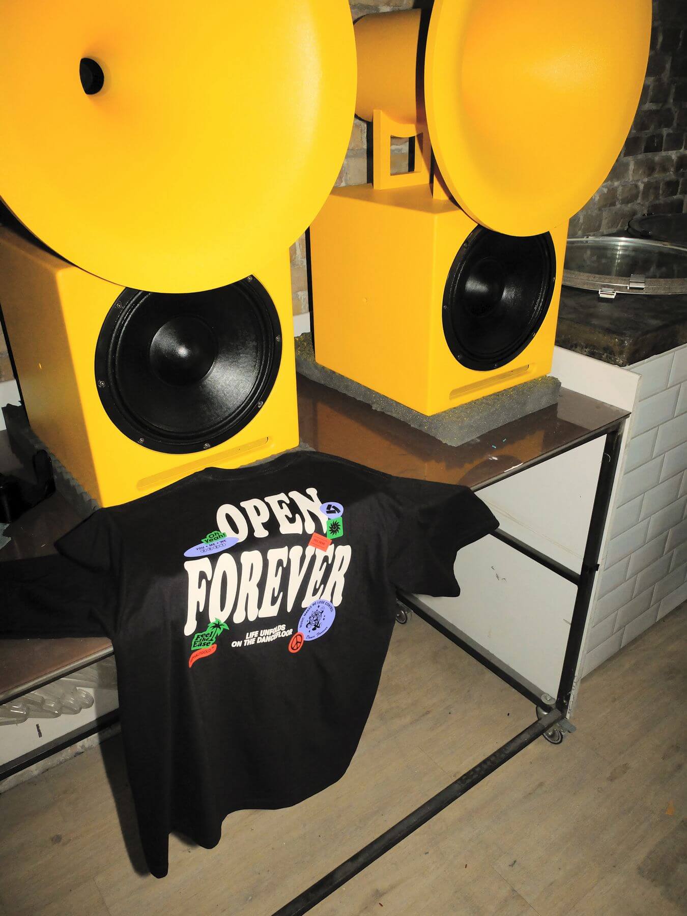 „Open Forever“ – Club Culture Benefiz T-Shirt Release bei Asphaltgold